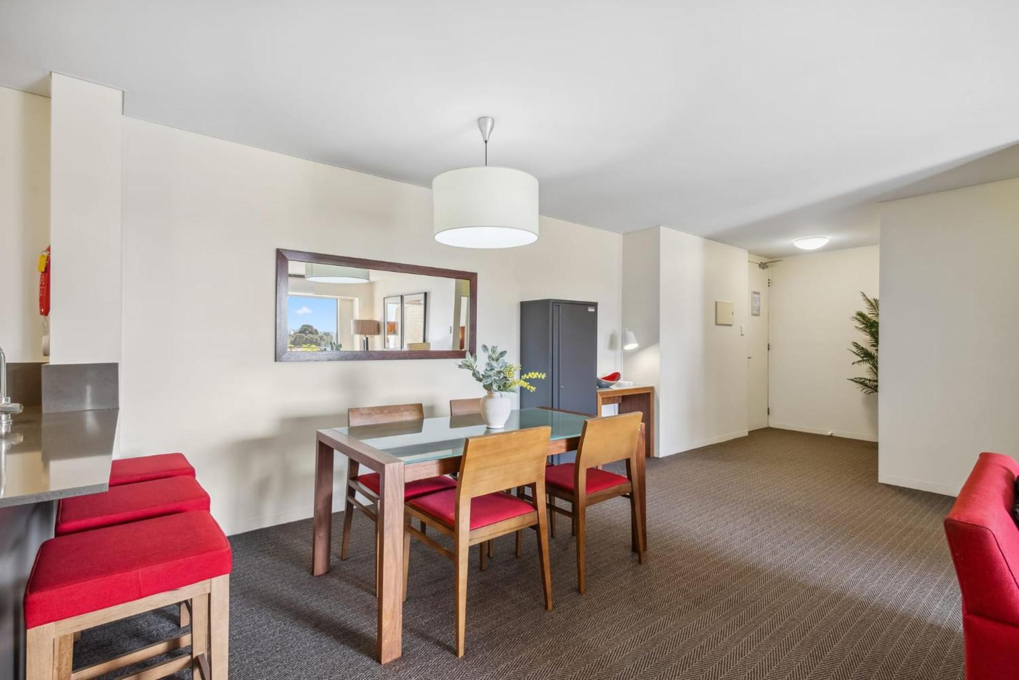 Apartment Cozy 2-bedroom With Views