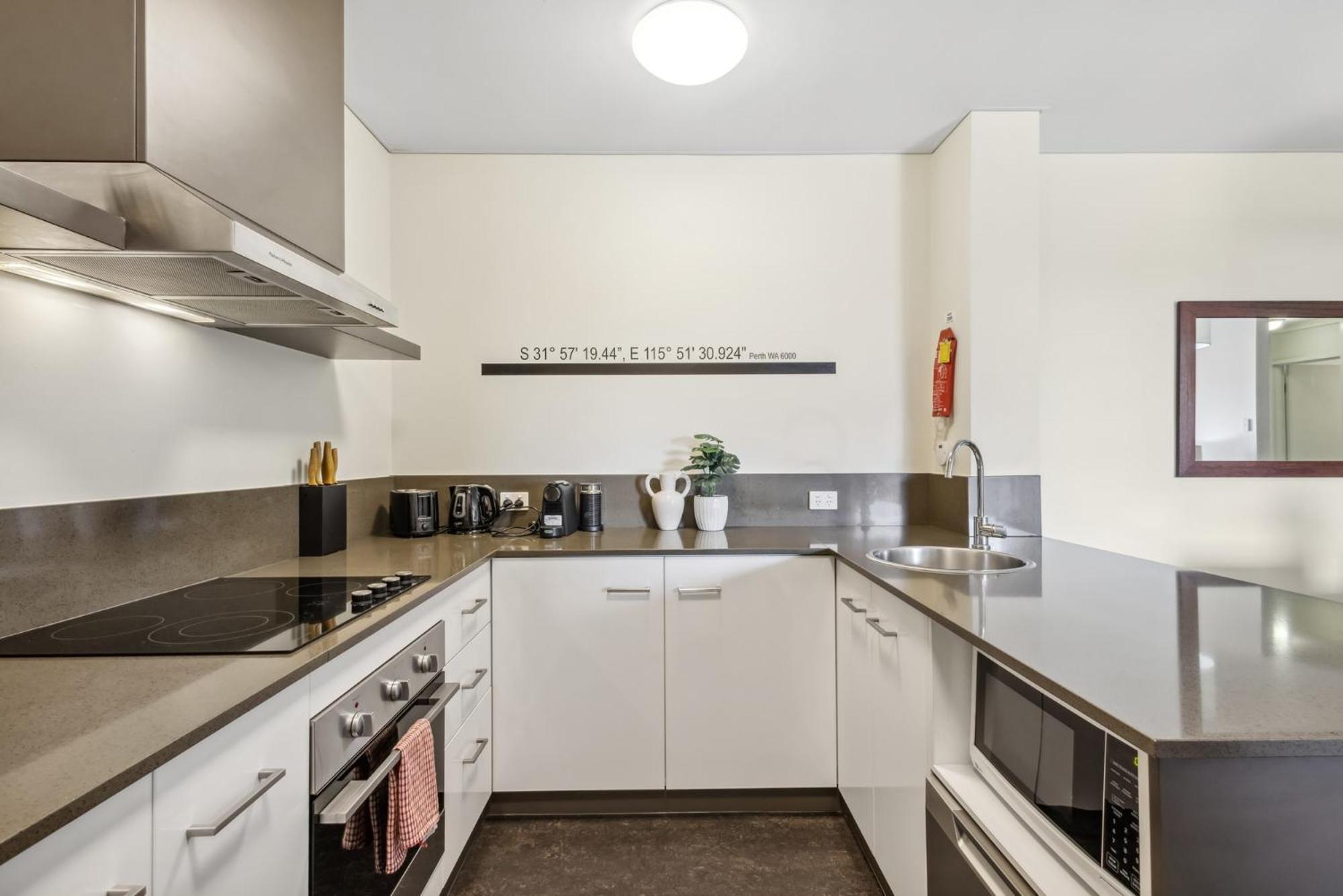 Cozy 2-bedroom With Views Apartment *