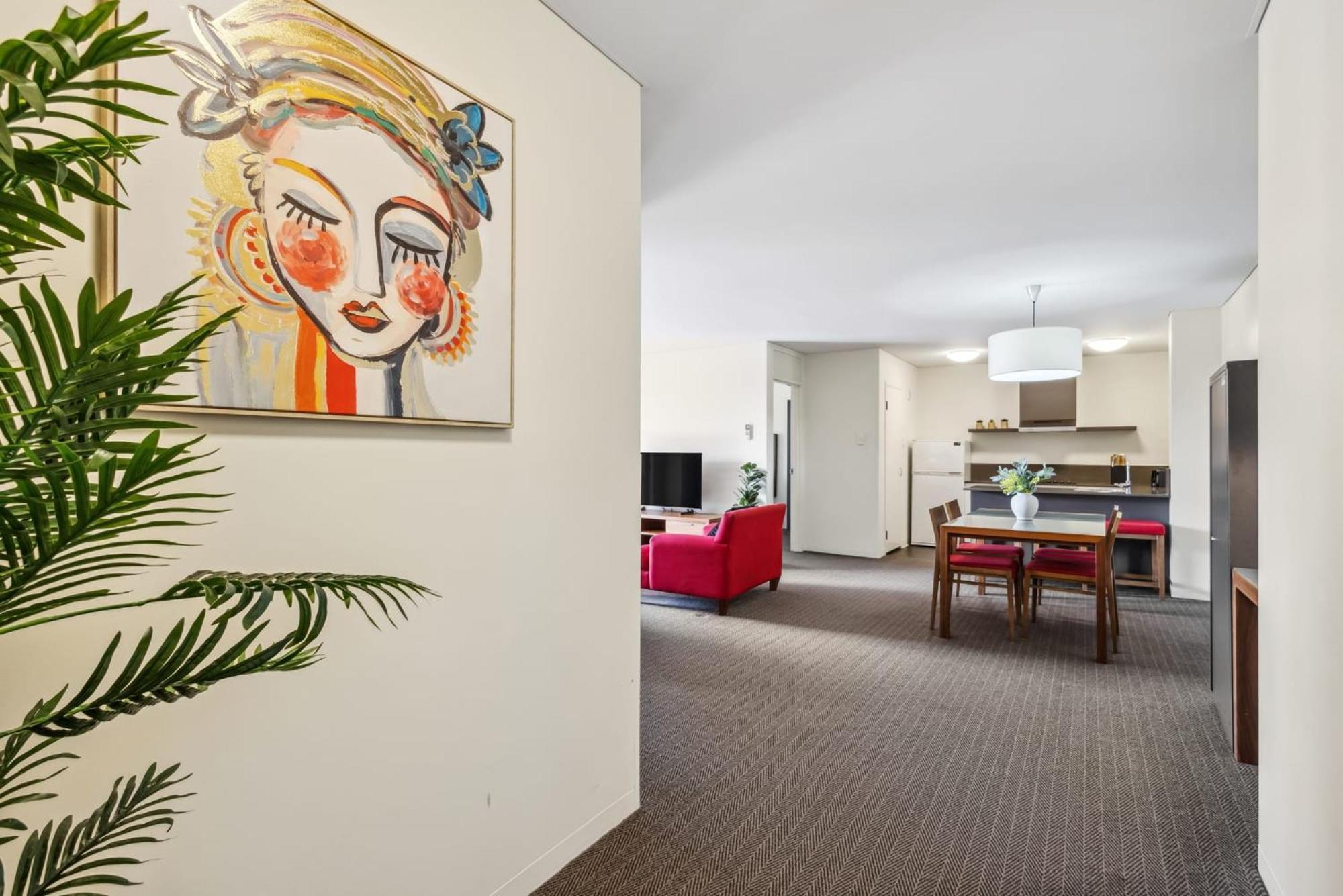Apartment Cozy 2-bedroom With Views *