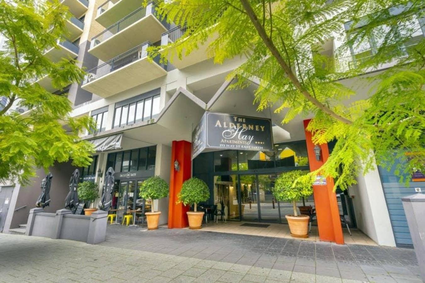 60 Sparkling East End Poolparking Apartemen