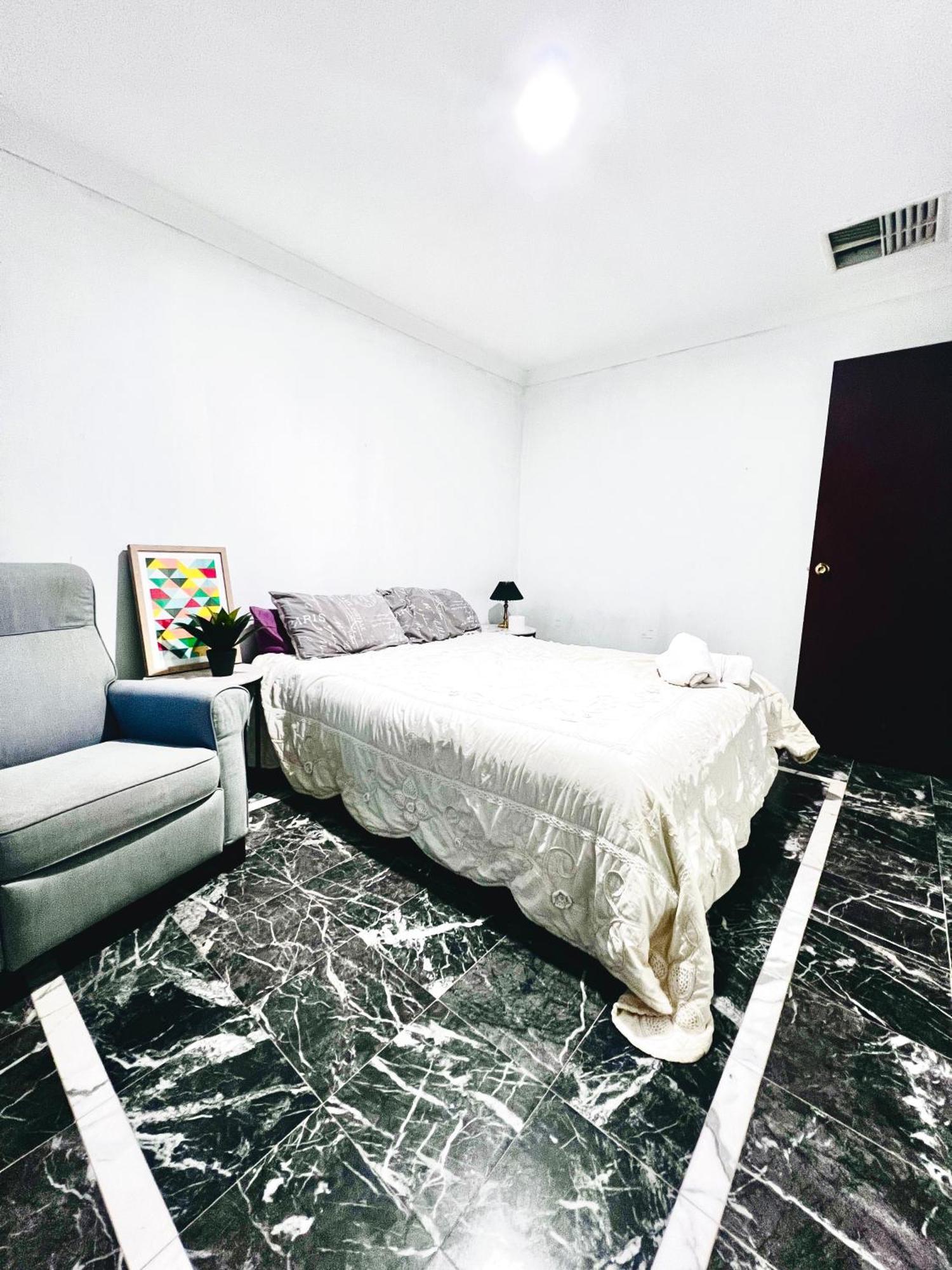Affordable Beautiful Queen Bedroom Near Swan River Fremantle Perth