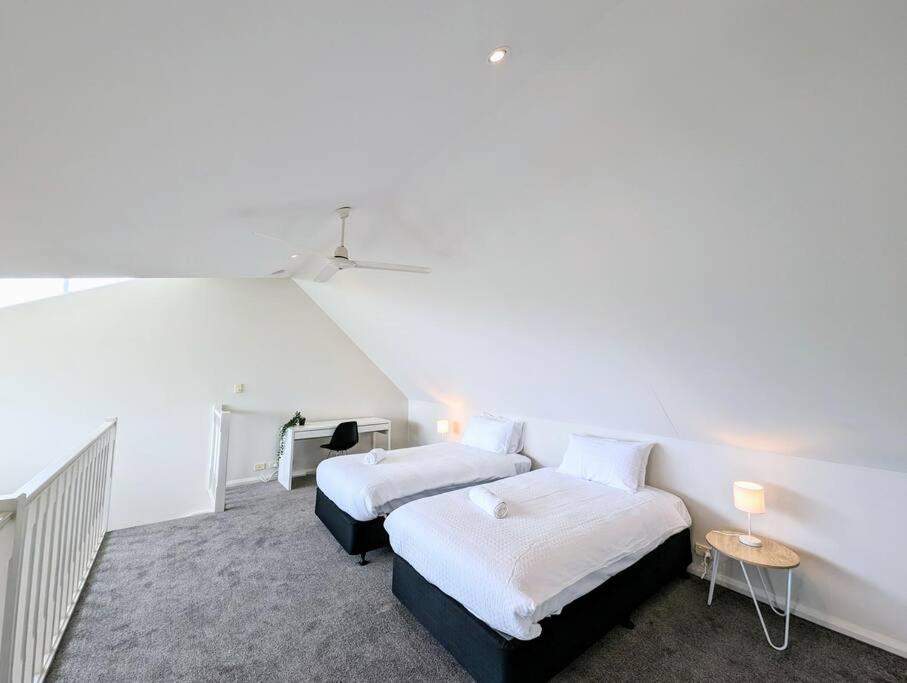 Rumah liburan Bright & Conveniently Located Townhouse *