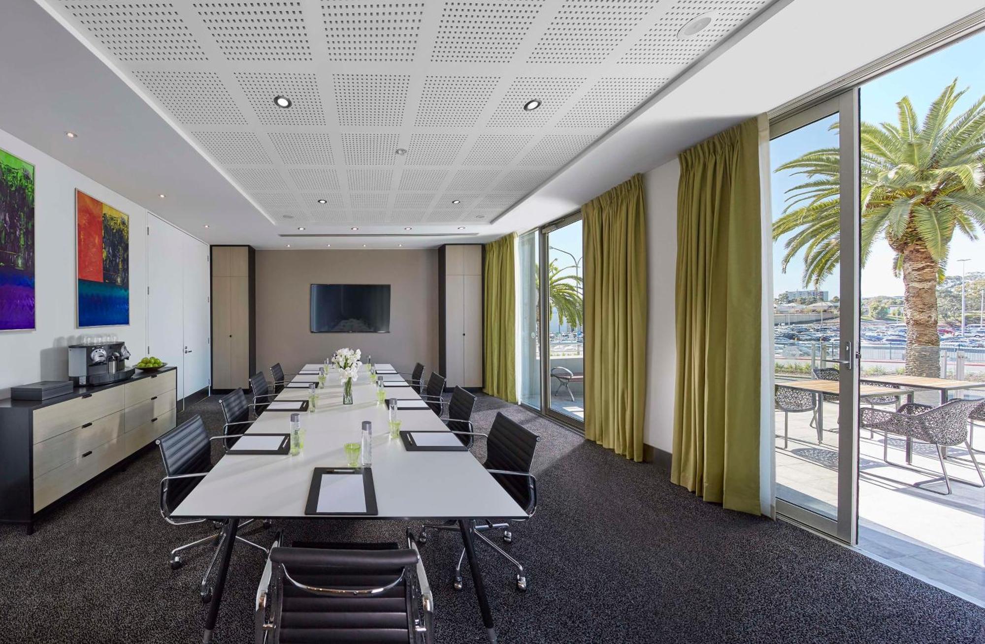 Crown Promenade Hotel 4*