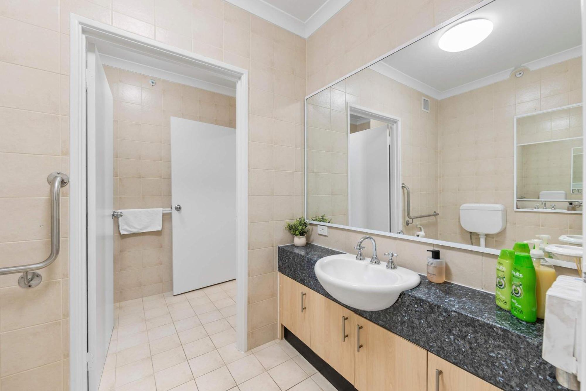 Apartment Convenient East With Free Parking