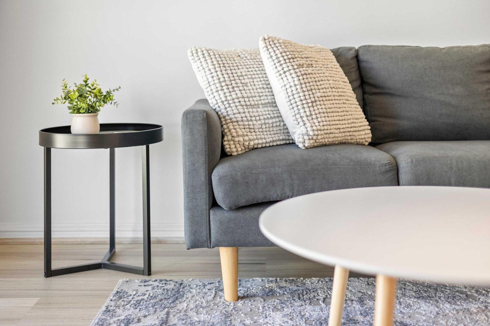 Convenient East With Free Parking Apartment