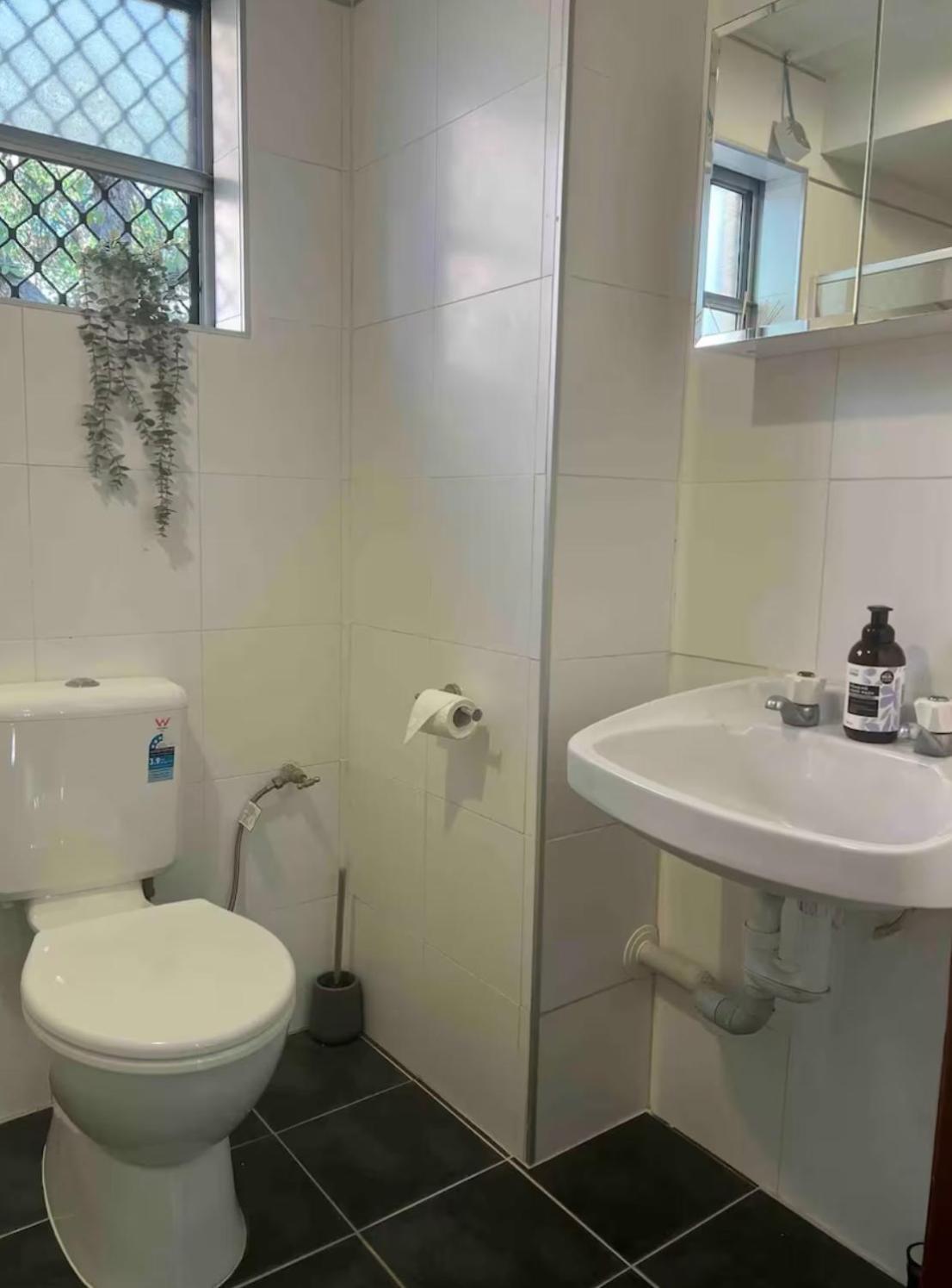 Apartment Cosy & Private, Walk To East Vic Park