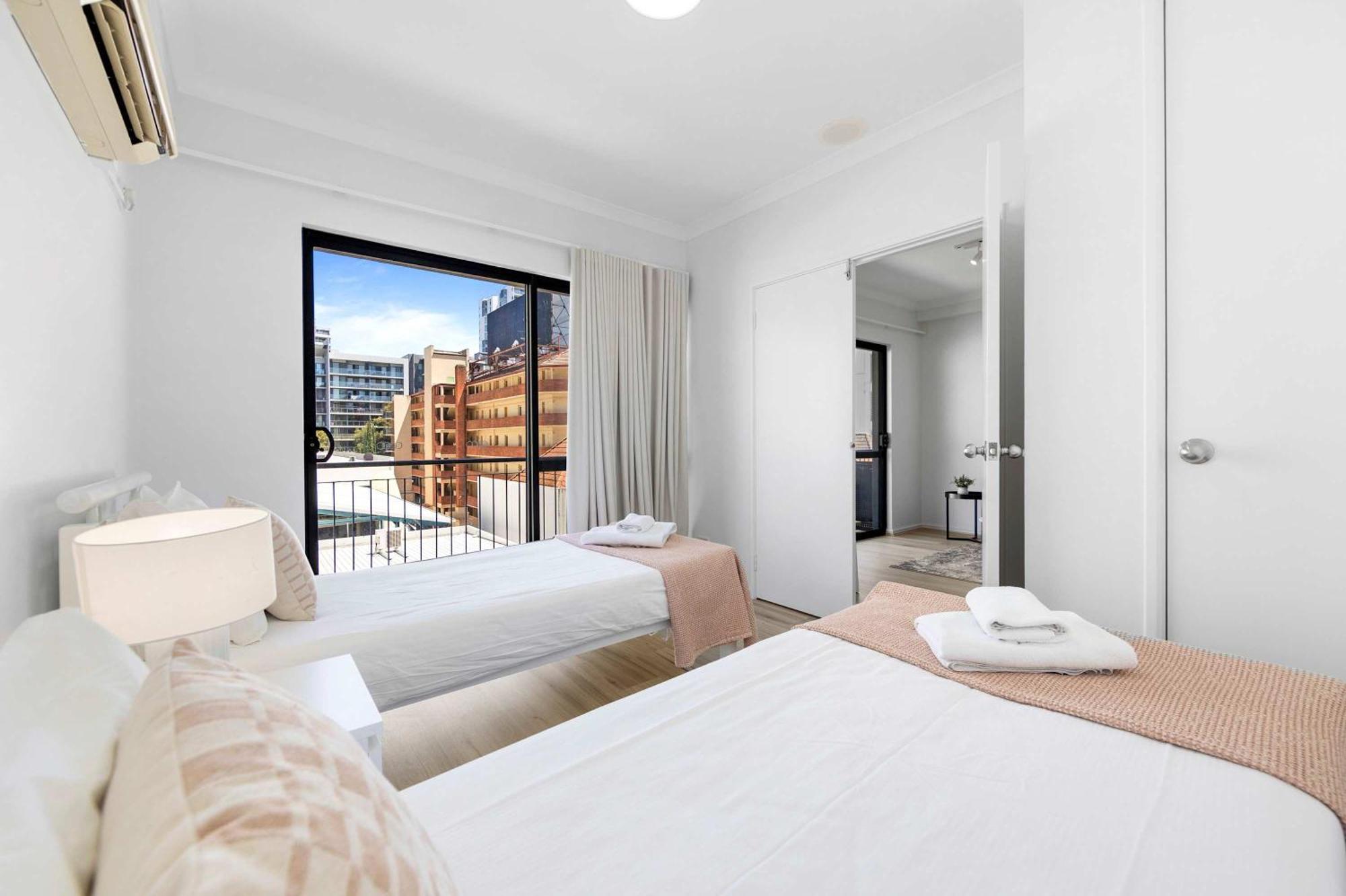 Convenient East With Free Parking Apartment