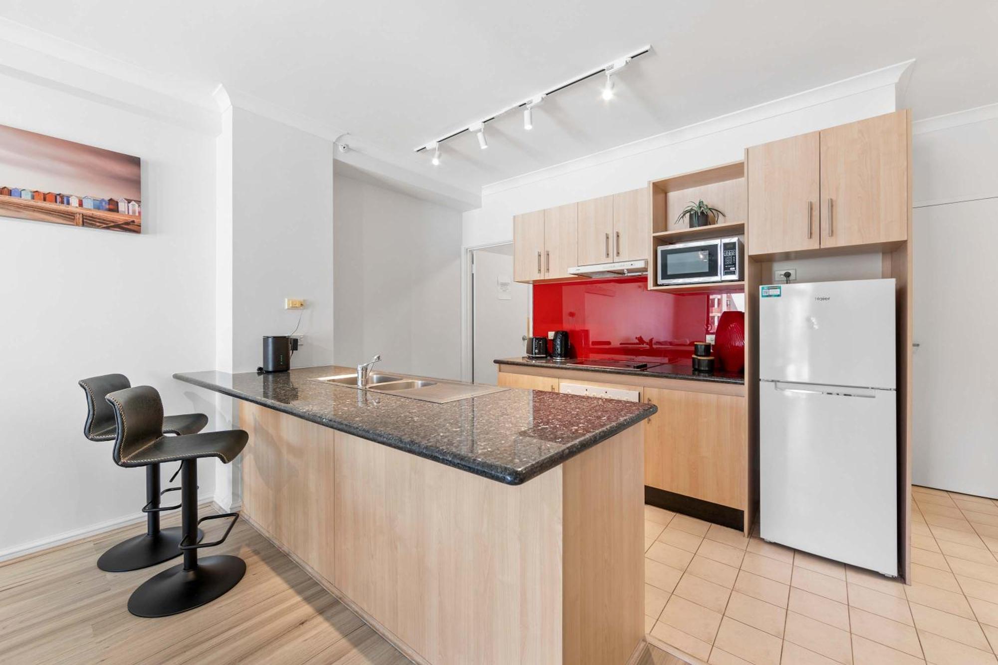 Convenient East With Free Parking Apartment