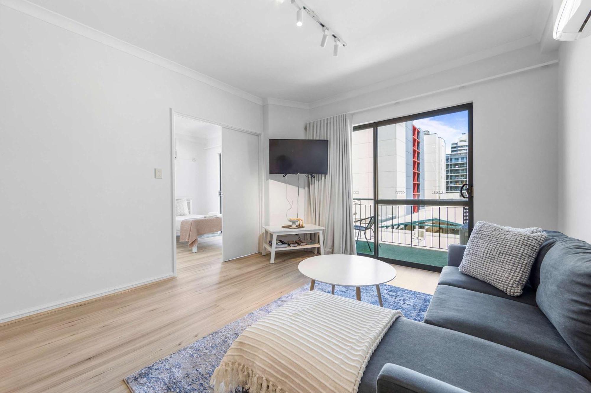 Convenient East With Free Parking Apartment *