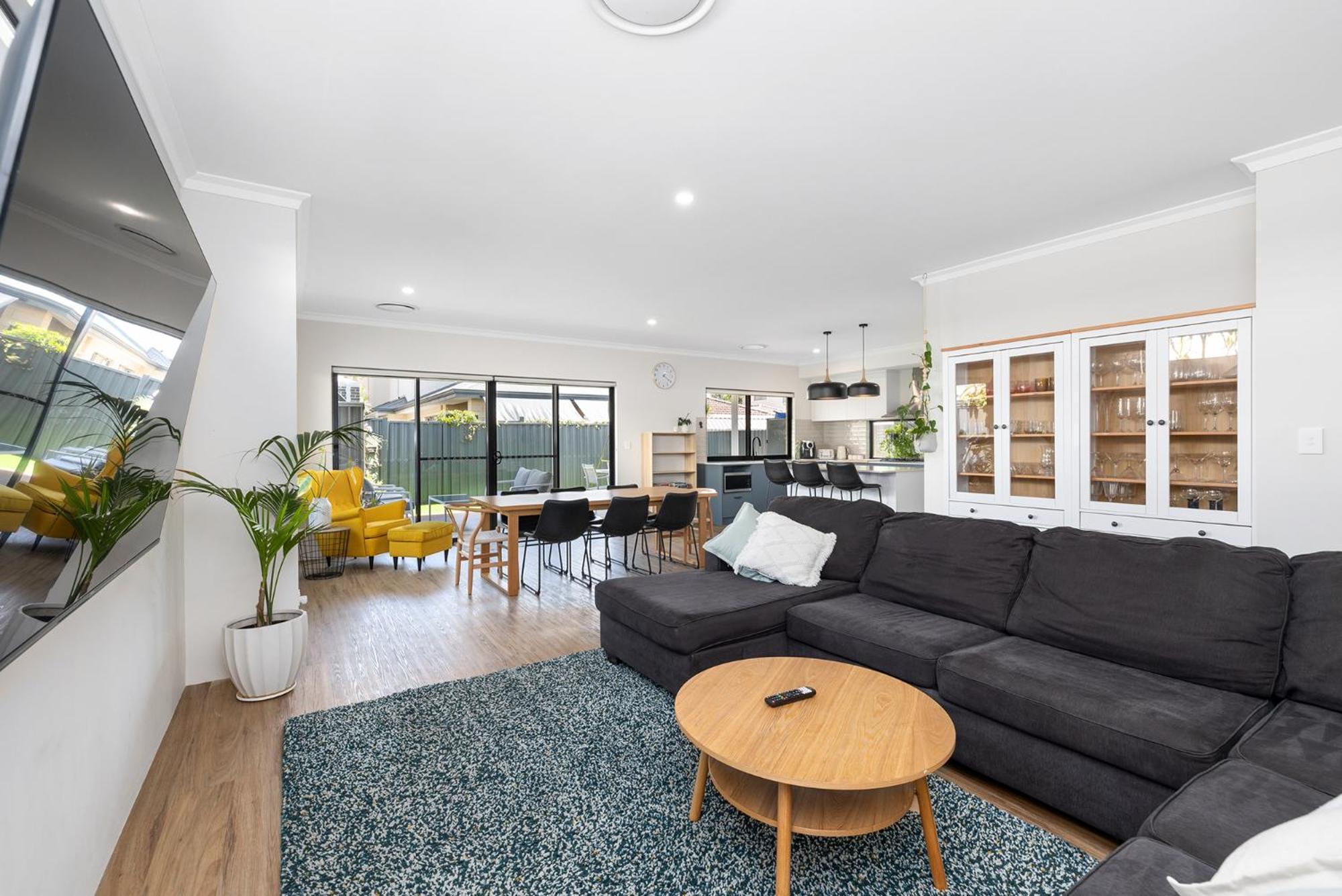 Family Friendly Close 2 Airport, Optus, Crown & Holiday home *