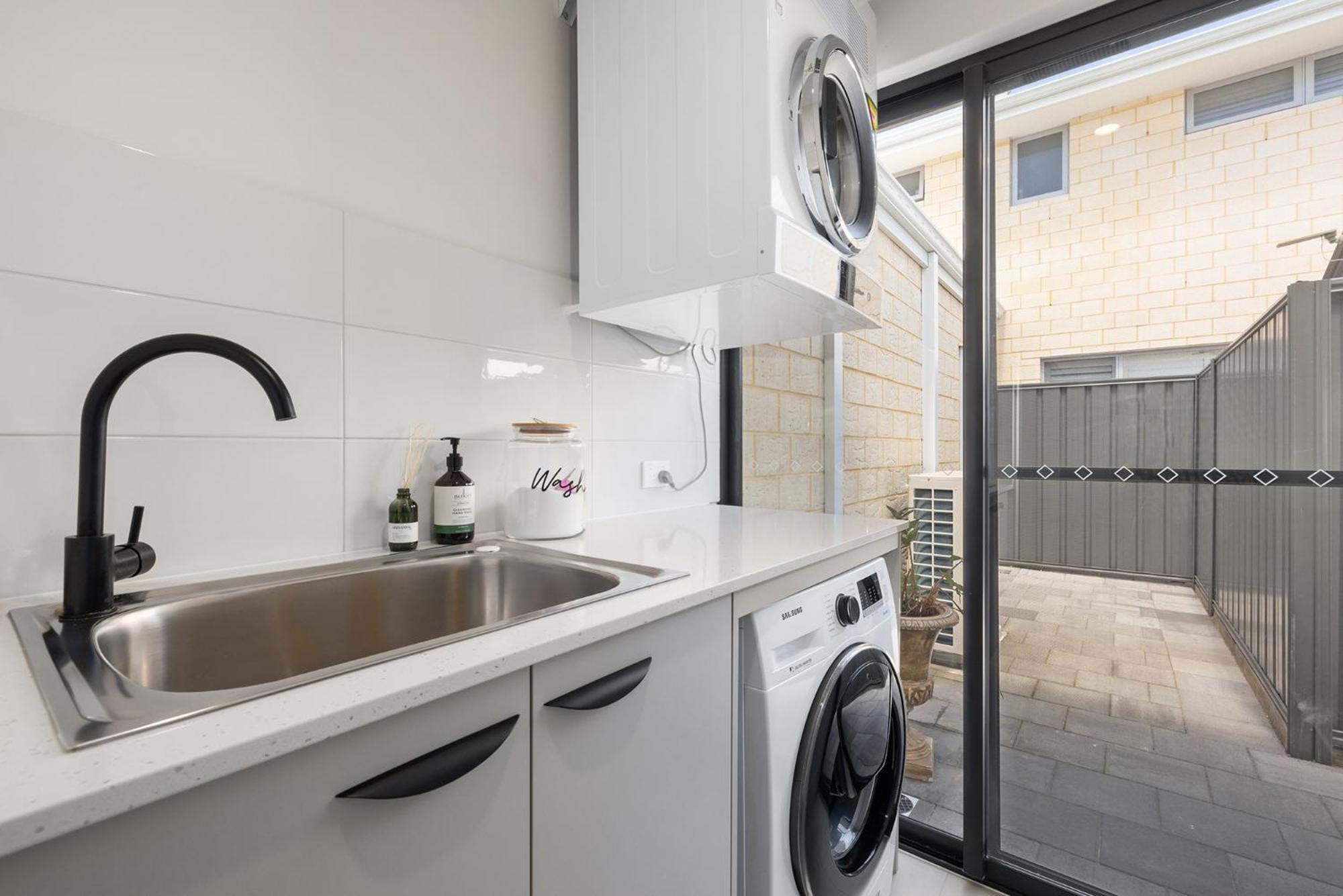 Family Friendly Close 2 Airport, Optus, Crown & Holiday home *