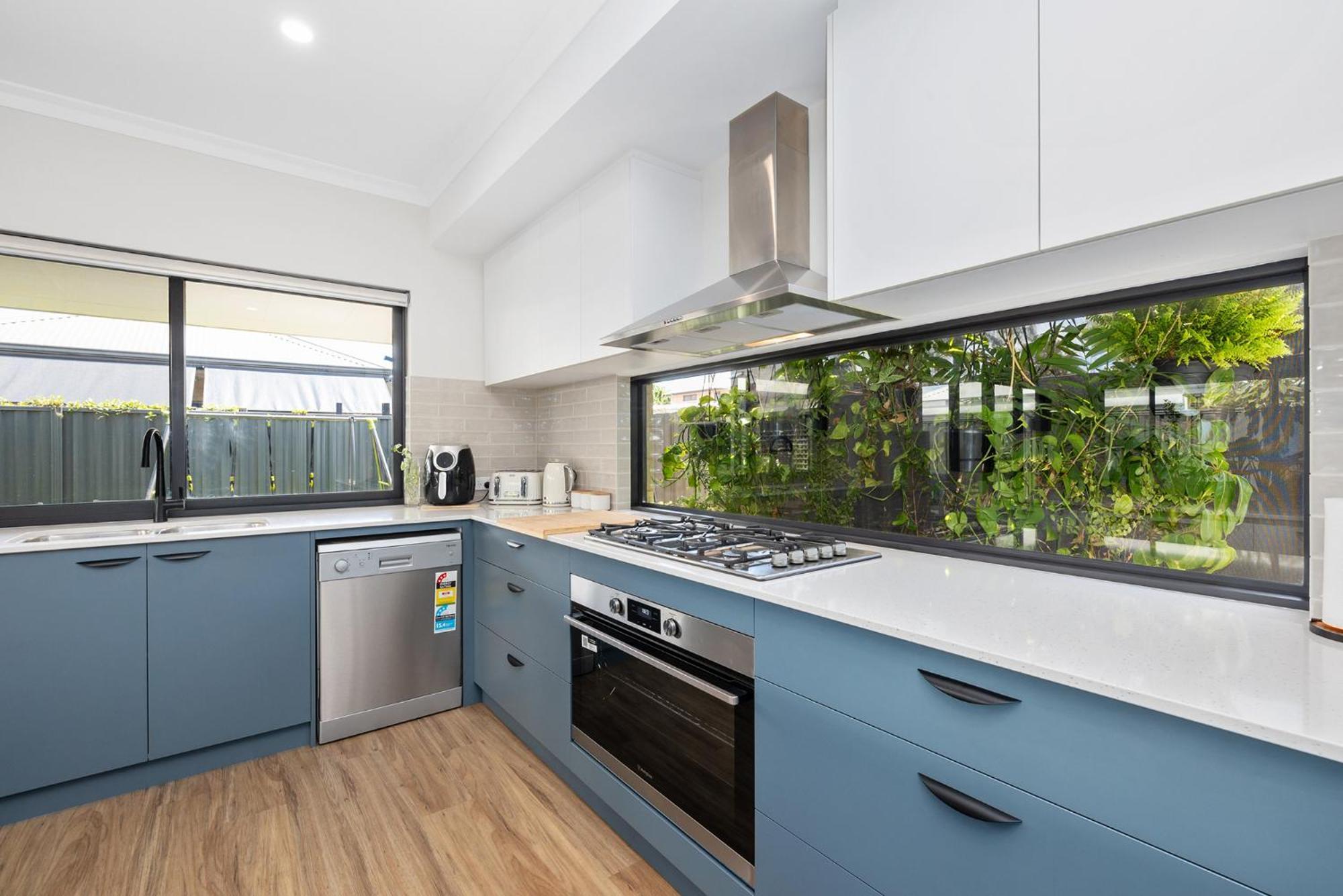 Family Friendly Close 2 Airport, Optus, Crown & Holiday home Perth
