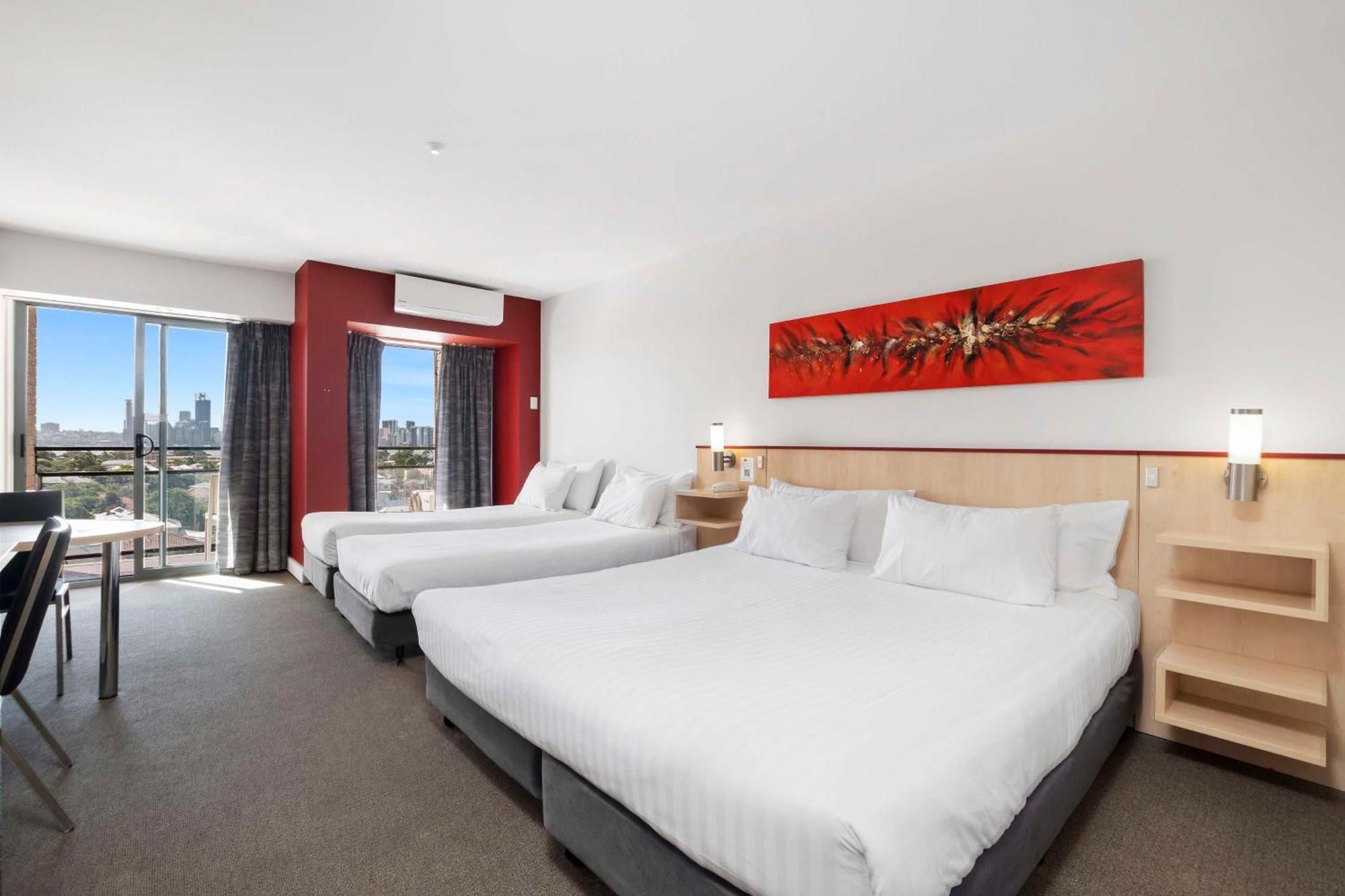 Metro Hotel 4*