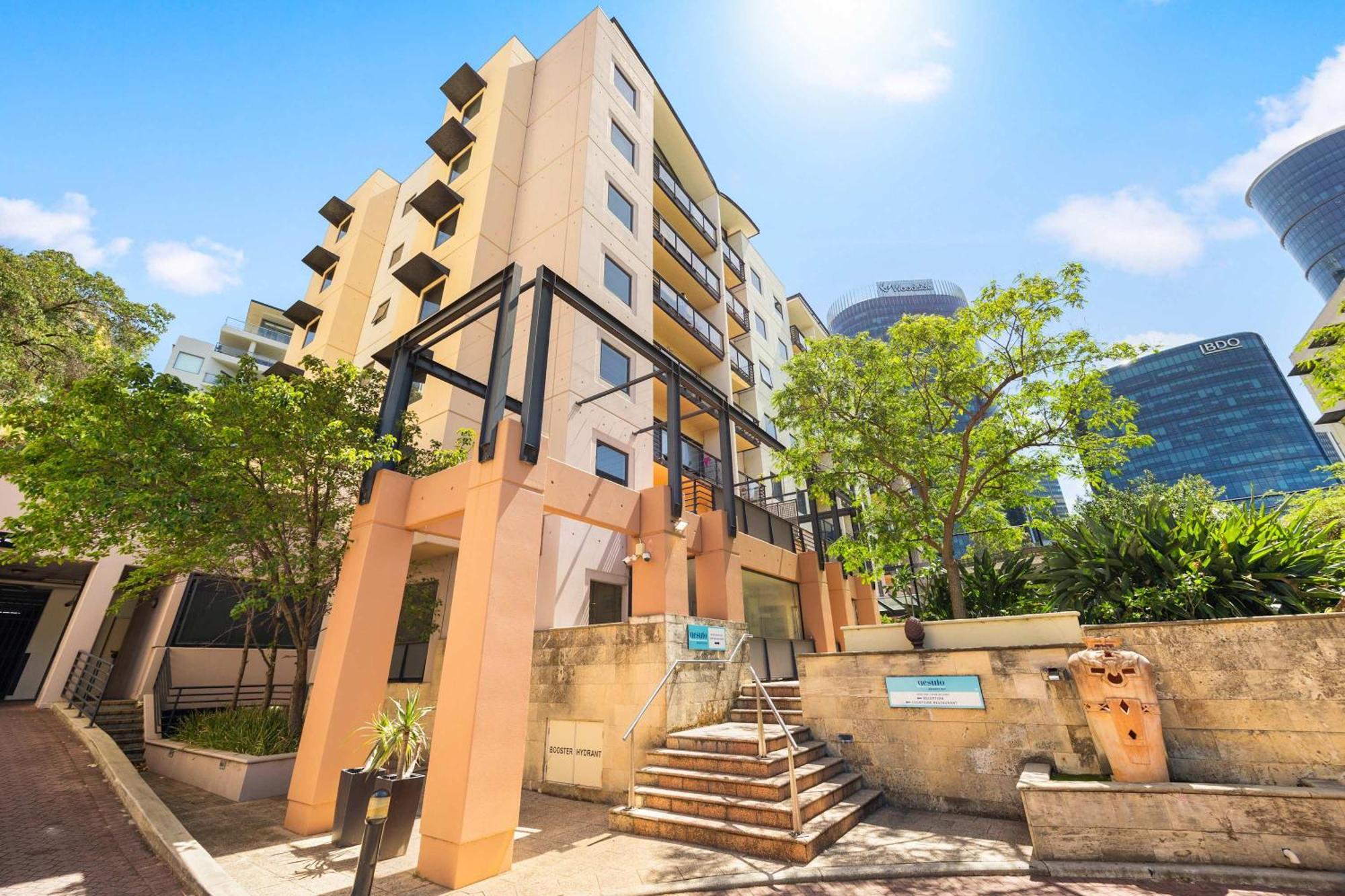 Views & Resort-style Living Pool Tennis & Parking Apartment *