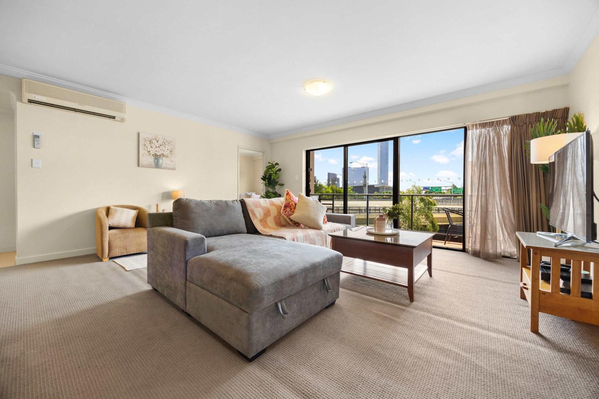 Apartment Views & Resort-style Living Pool Tennis & Parking *