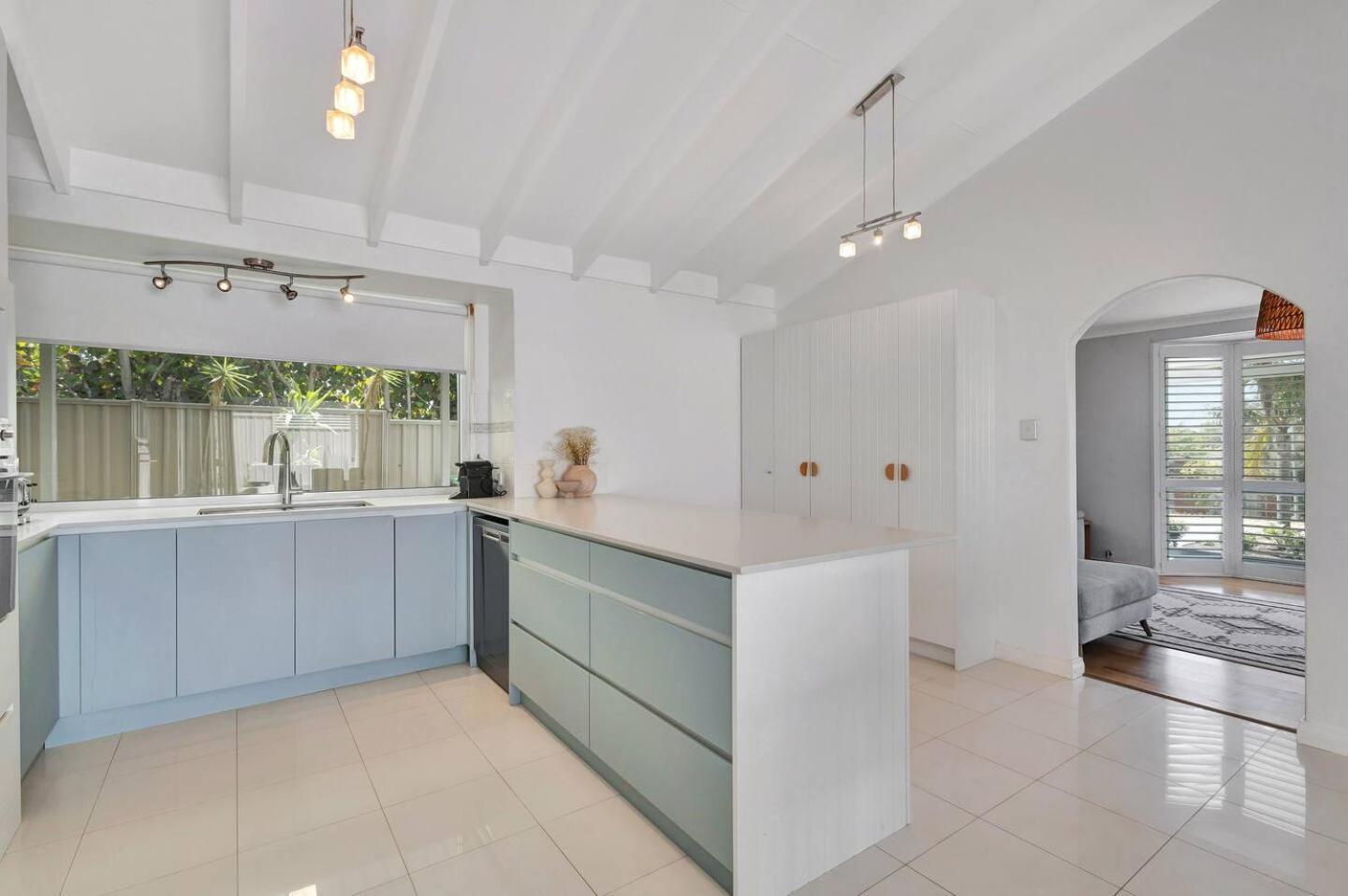 Coastal Poolside Retreat * Perth