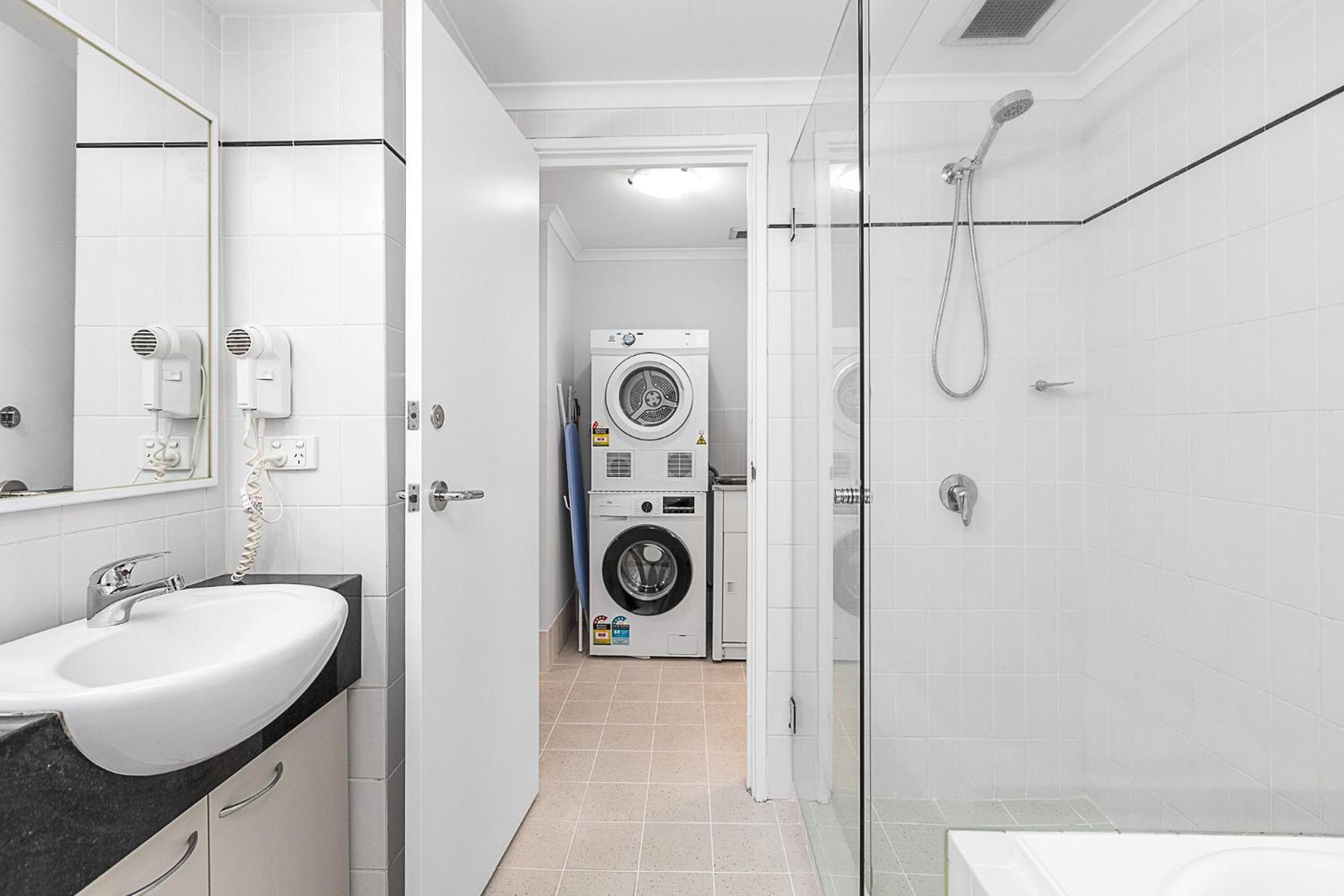 Apartemen Luxe Modern Retreat Designer In