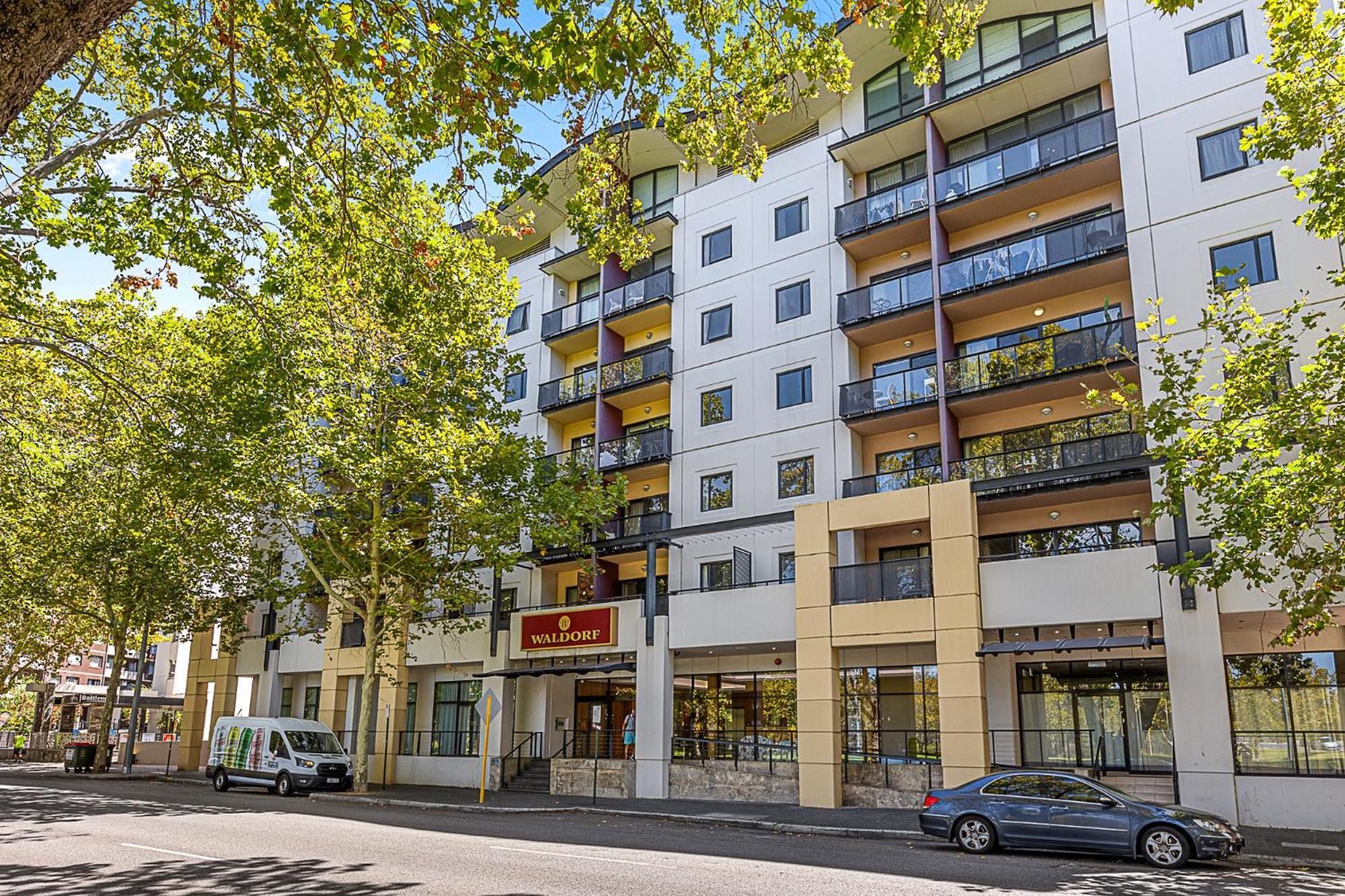 Luxe Modern Retreat Designer In Apartemen Perth