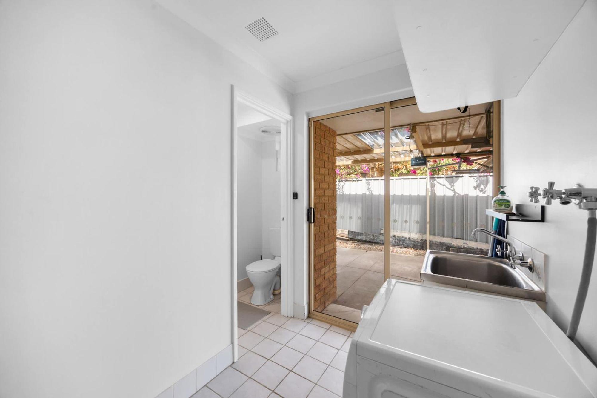 Relaxed Coastal Living With Poolside Bliss - Mullaloo Holiday home