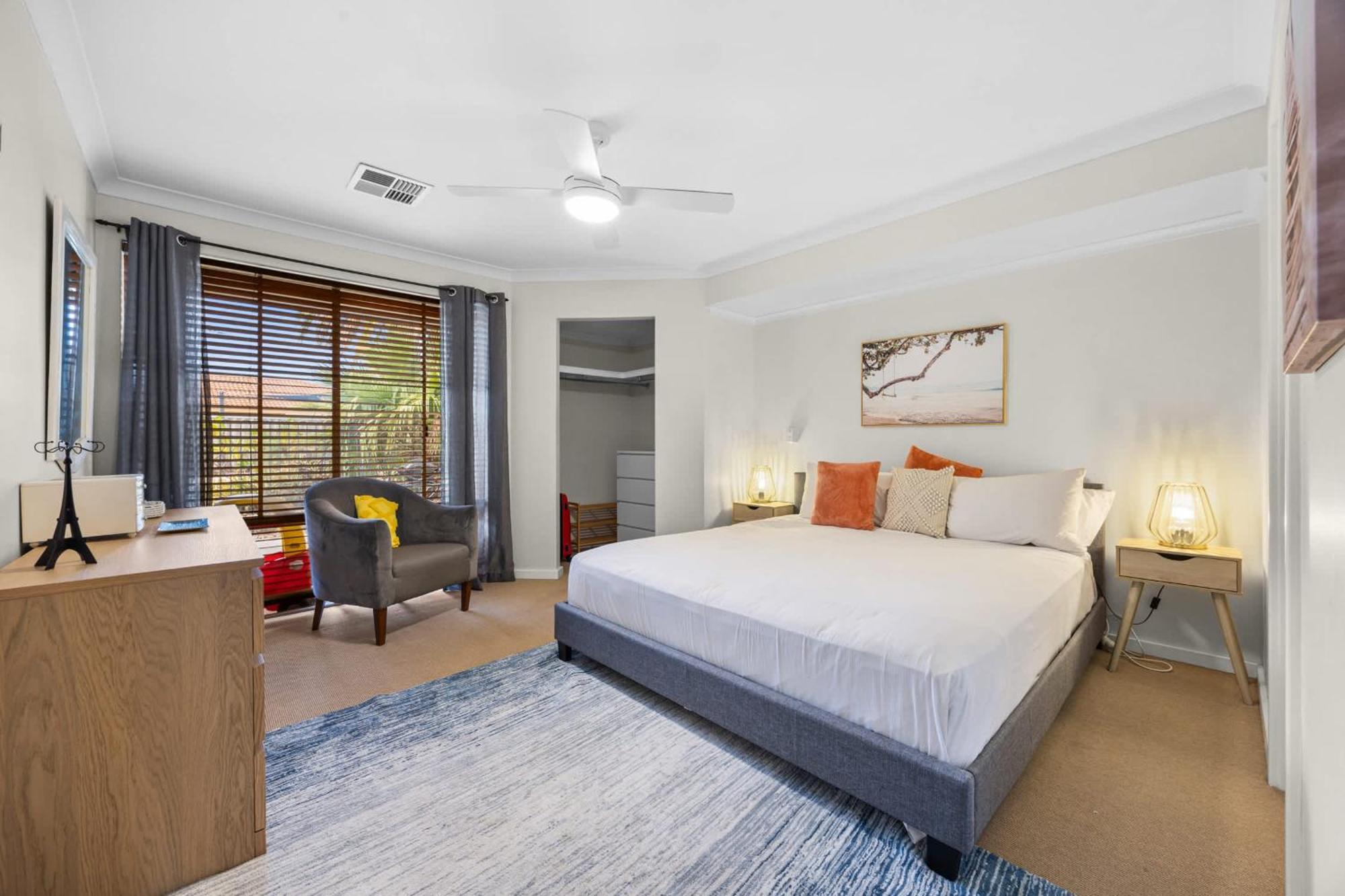 Relaxed Coastal Living With Poolside Bliss - Mullaloo Holiday home