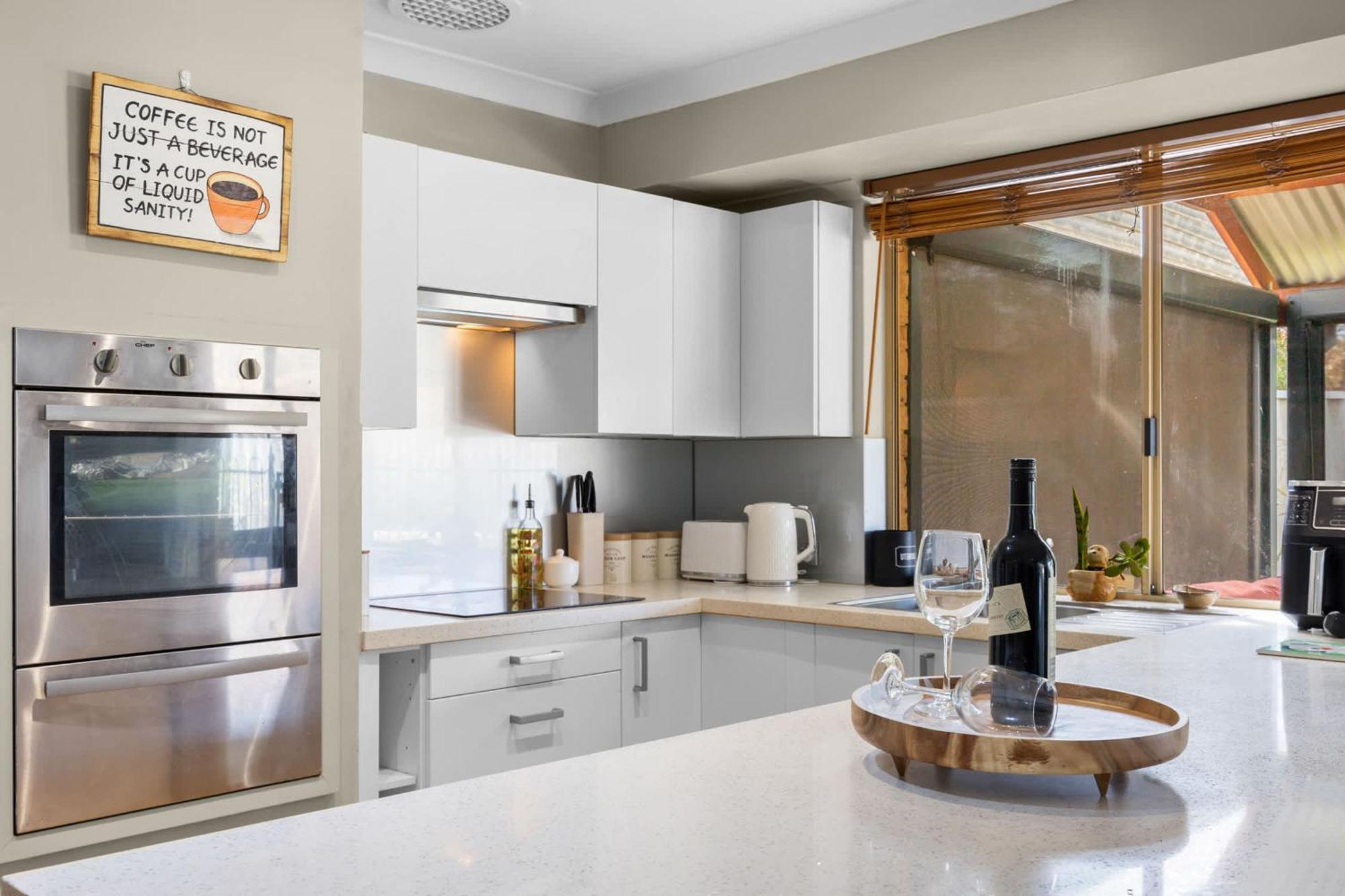 Relaxed Coastal Living With Poolside Bliss - Mullaloo * Perth