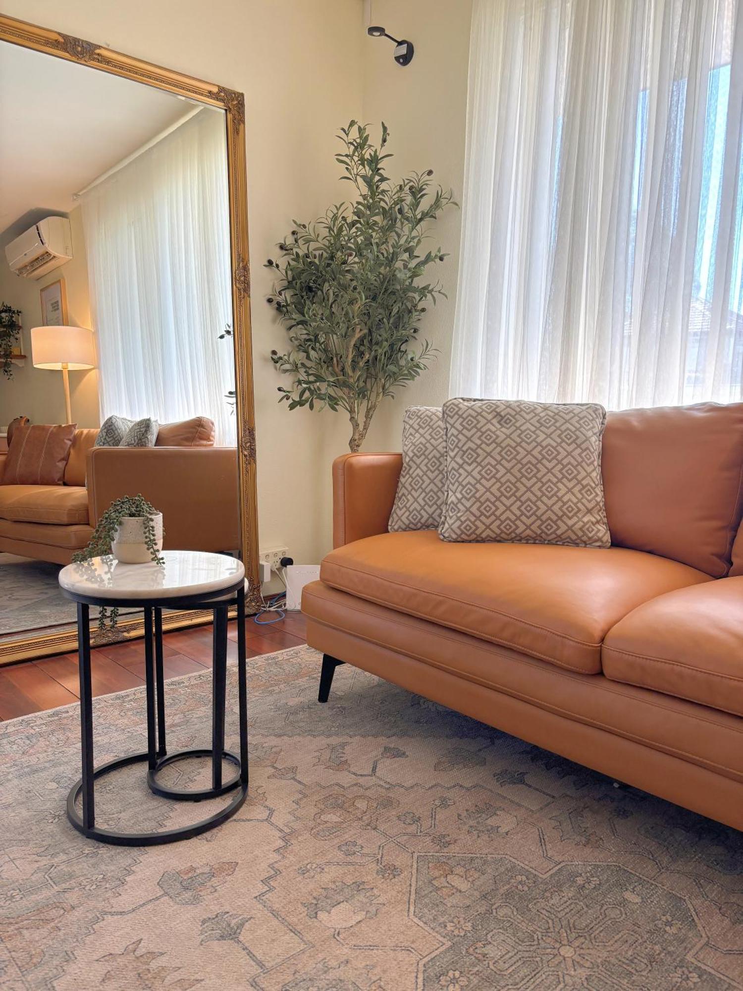 Cosy & Private, Walk To East Vic Park Apartment *