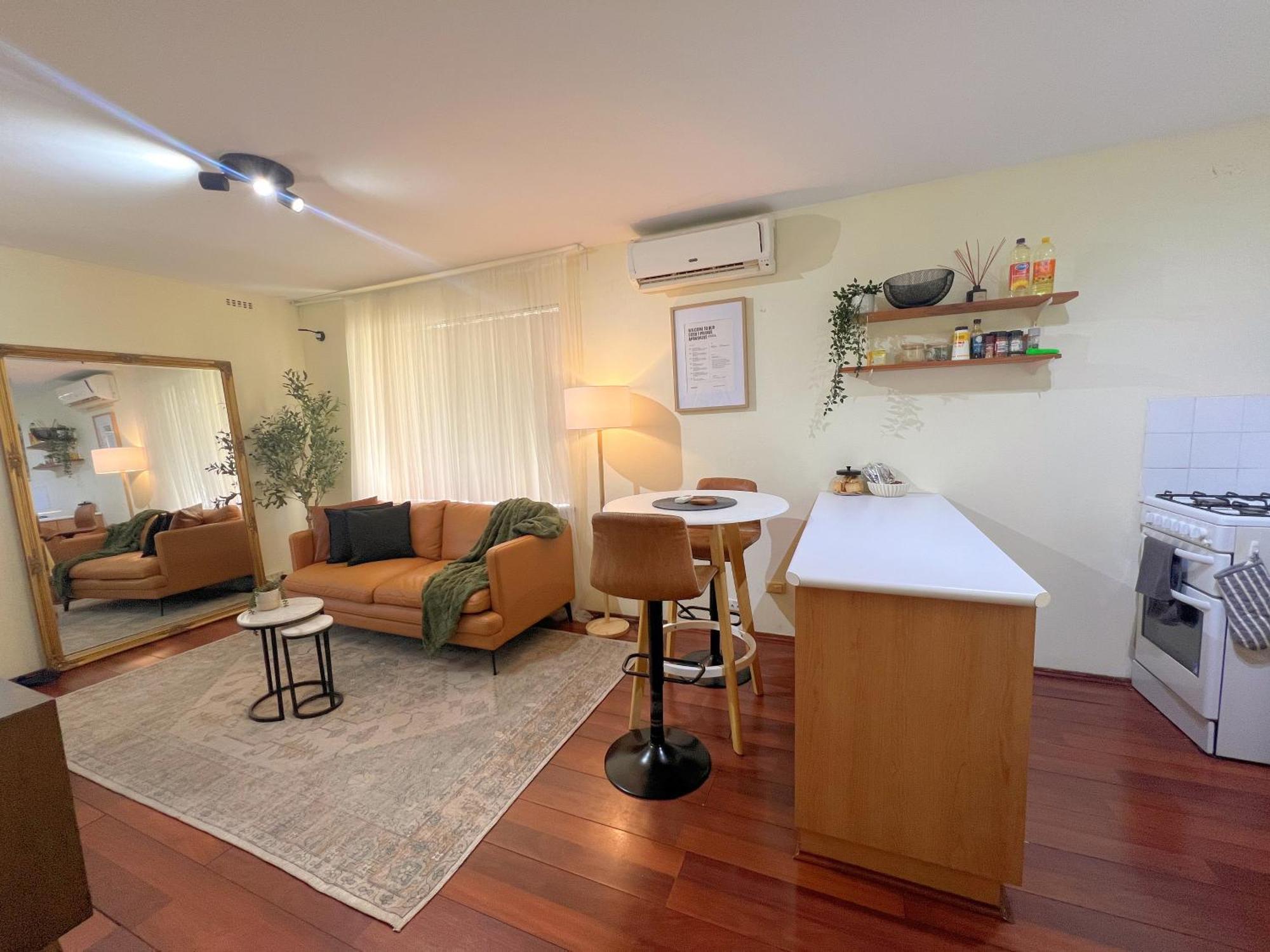 Cosy & Private, Walk To East Vic Park Apartment *