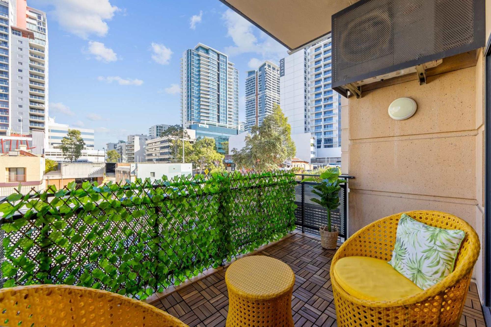 Stylish 2-bedroom In The Heart Of Pangsapuri Perth