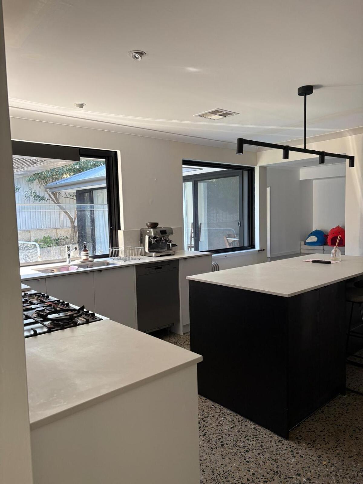 Westerly House - A Luxe Mullaloo Retreat *
