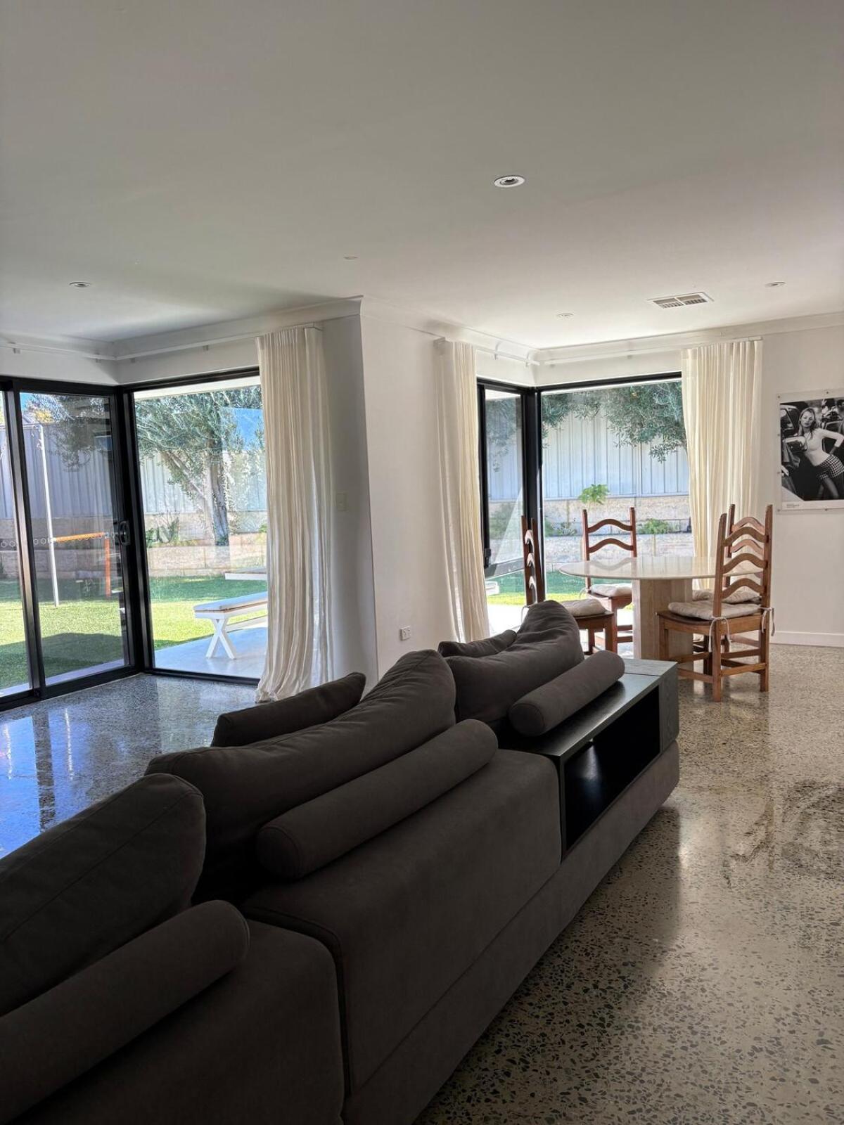 Westerly House - A Luxe Mullaloo Retreat *