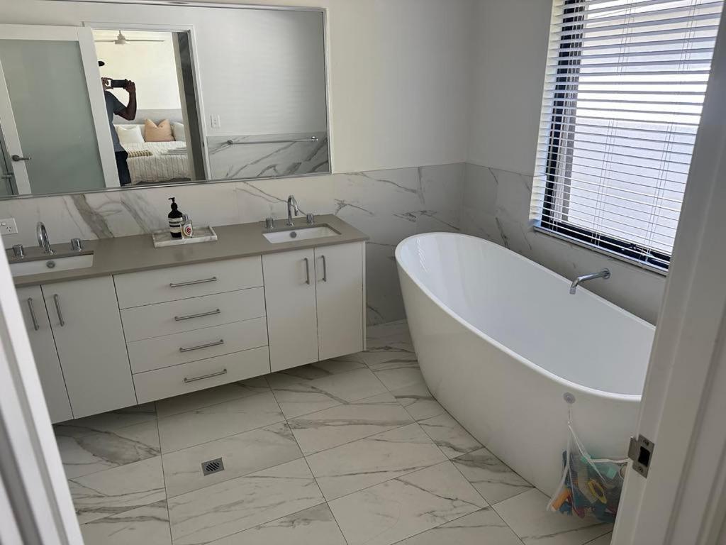 Westerly House - A Luxe Mullaloo Retreat Holiday home Perth