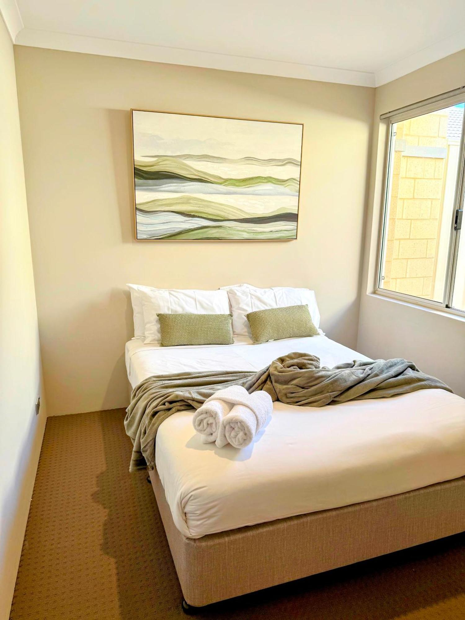 78 Modern Comforts Quiet Charm 3br 2ba Parking * Perth