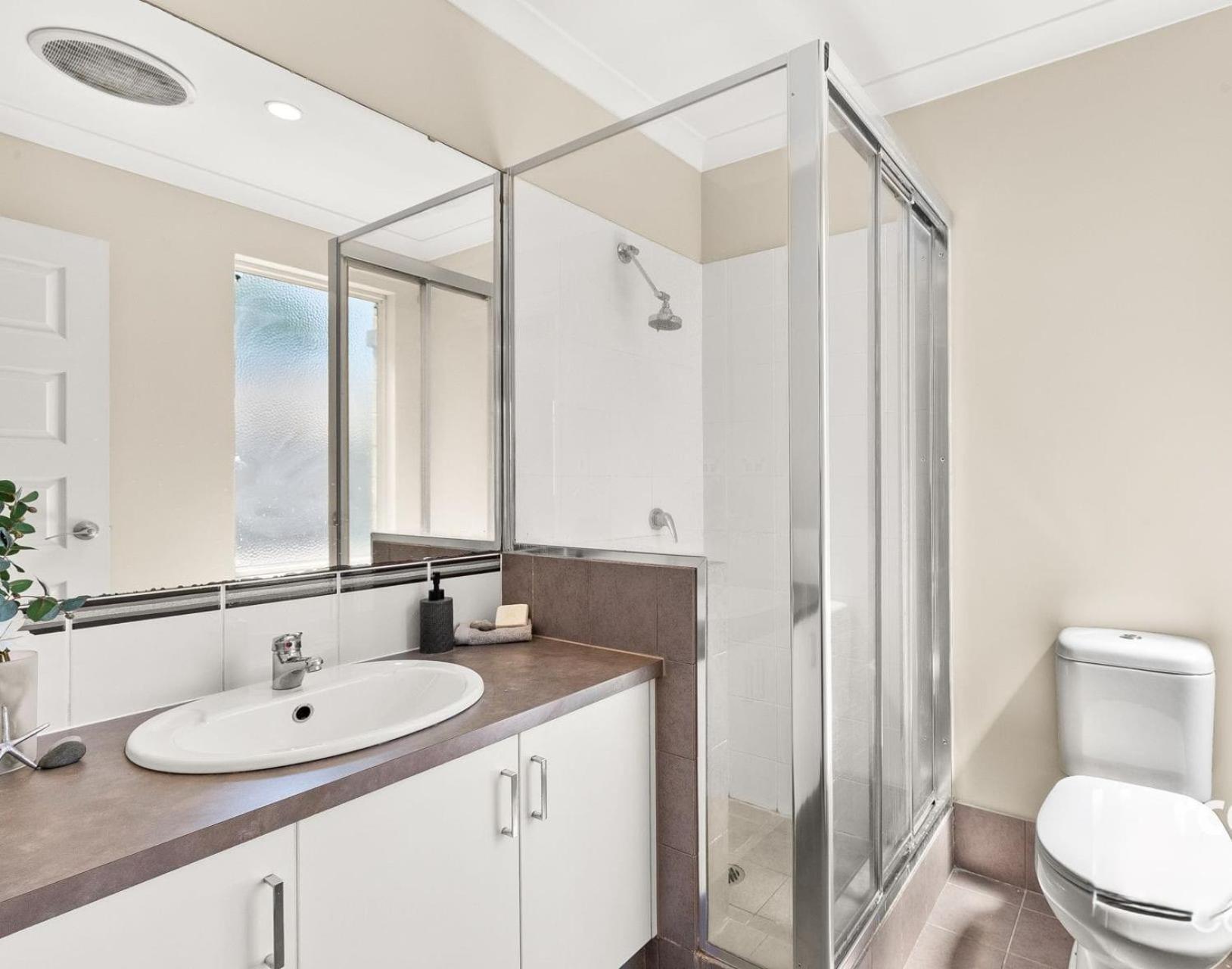 78 Modern Comforts Quiet Charm 3br 2ba Parking