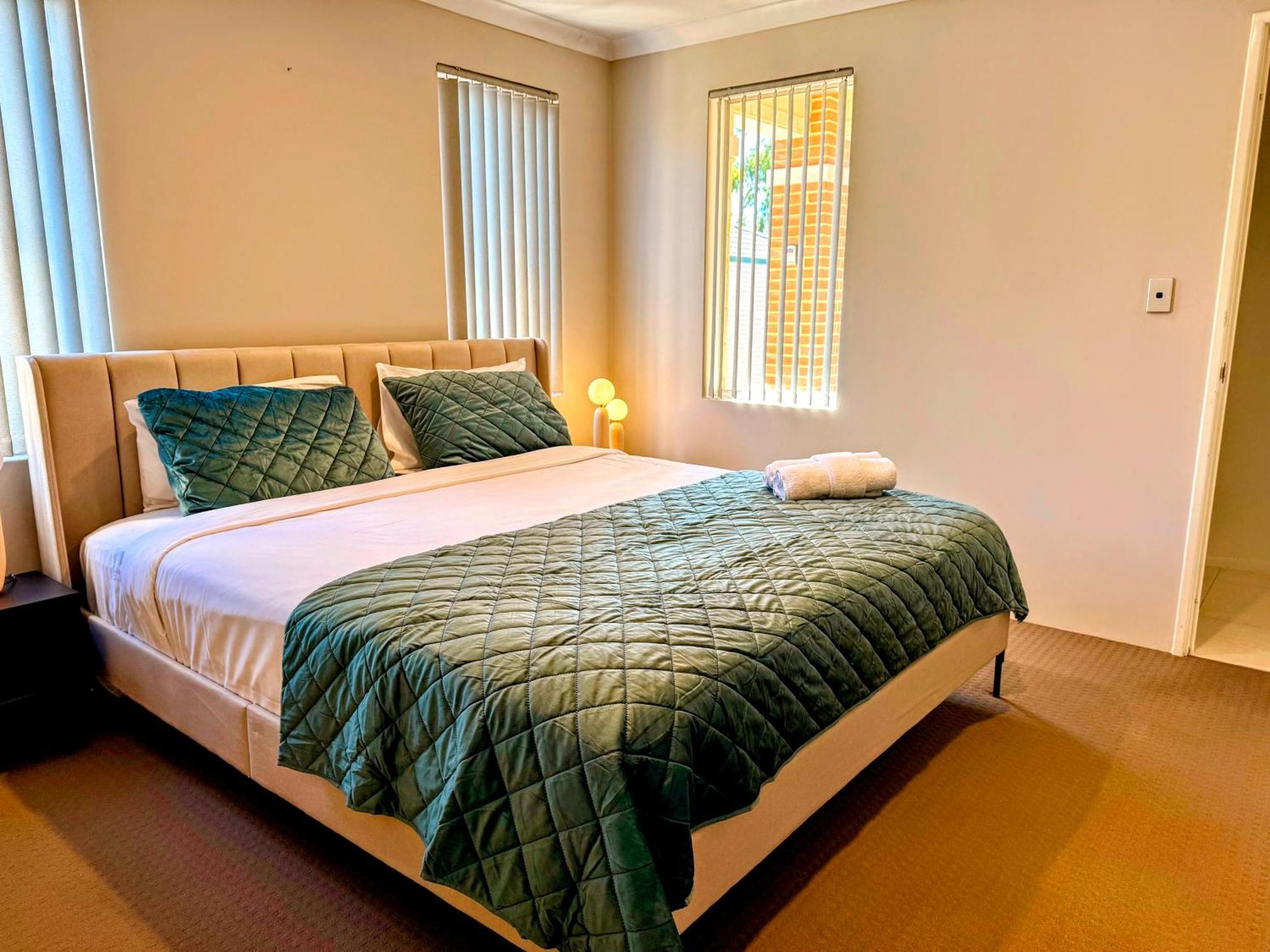 78 Modern Comforts Quiet Charm 3br 2ba Parking * Perth