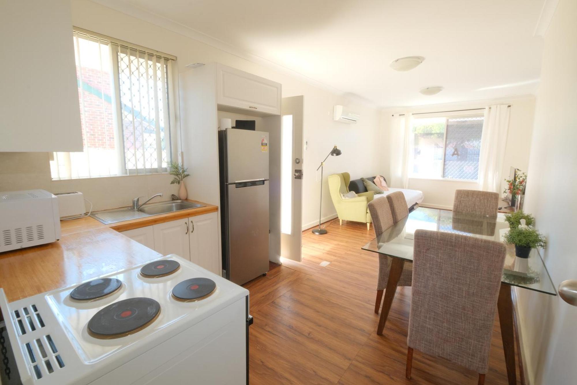 Relaxing Two-bedroom Retreat Near The Airport Bahay bakasyunan *