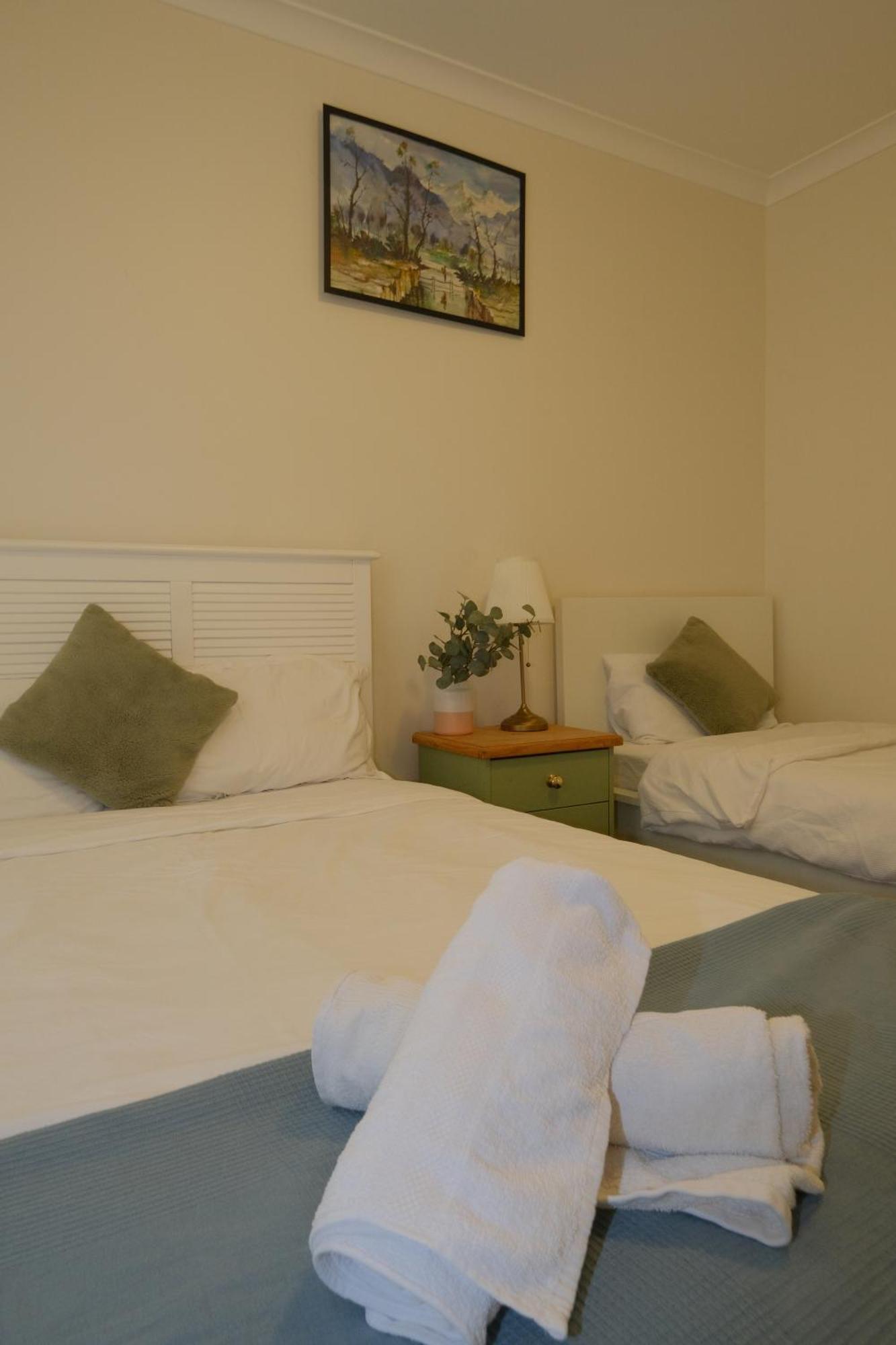 Bahay bakasyunan Relaxing Two-bedroom Retreat Near The Airport