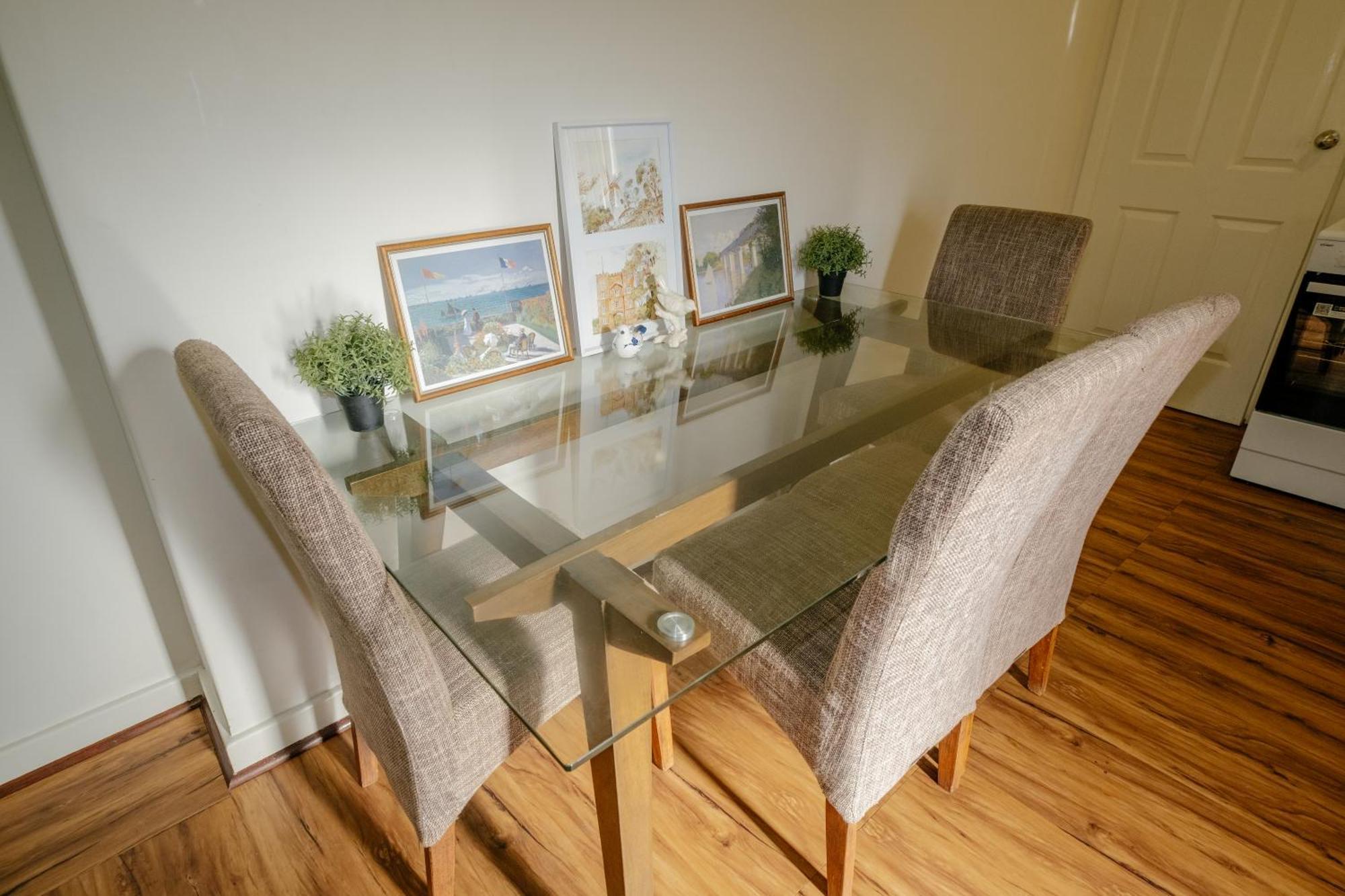 Relaxing Two-bedroom Retreat Near The Airport Bahay bakasyunan *