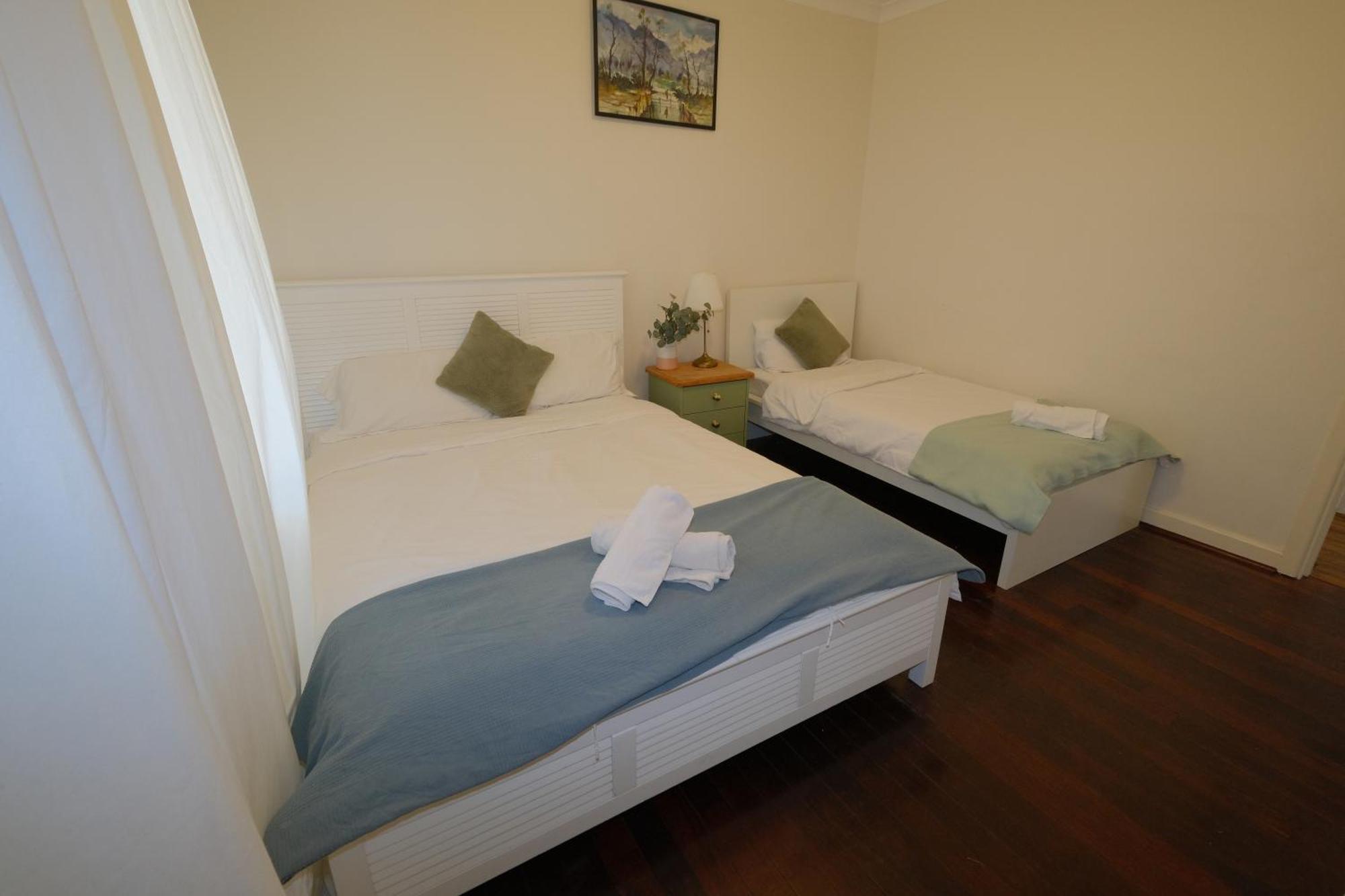 Bahay bakasyunan Relaxing Two-bedroom Retreat Near The Airport Perth