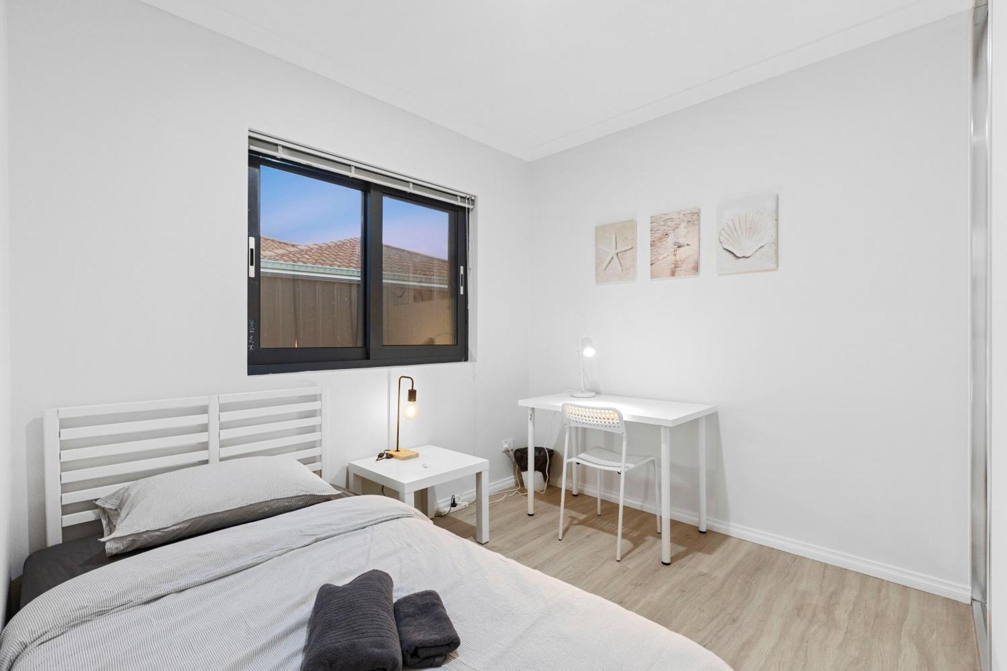 Premium Modern House-Walk To Curtin Uinversity-3 Bedroom & 2 Bathroom Up For 4 People