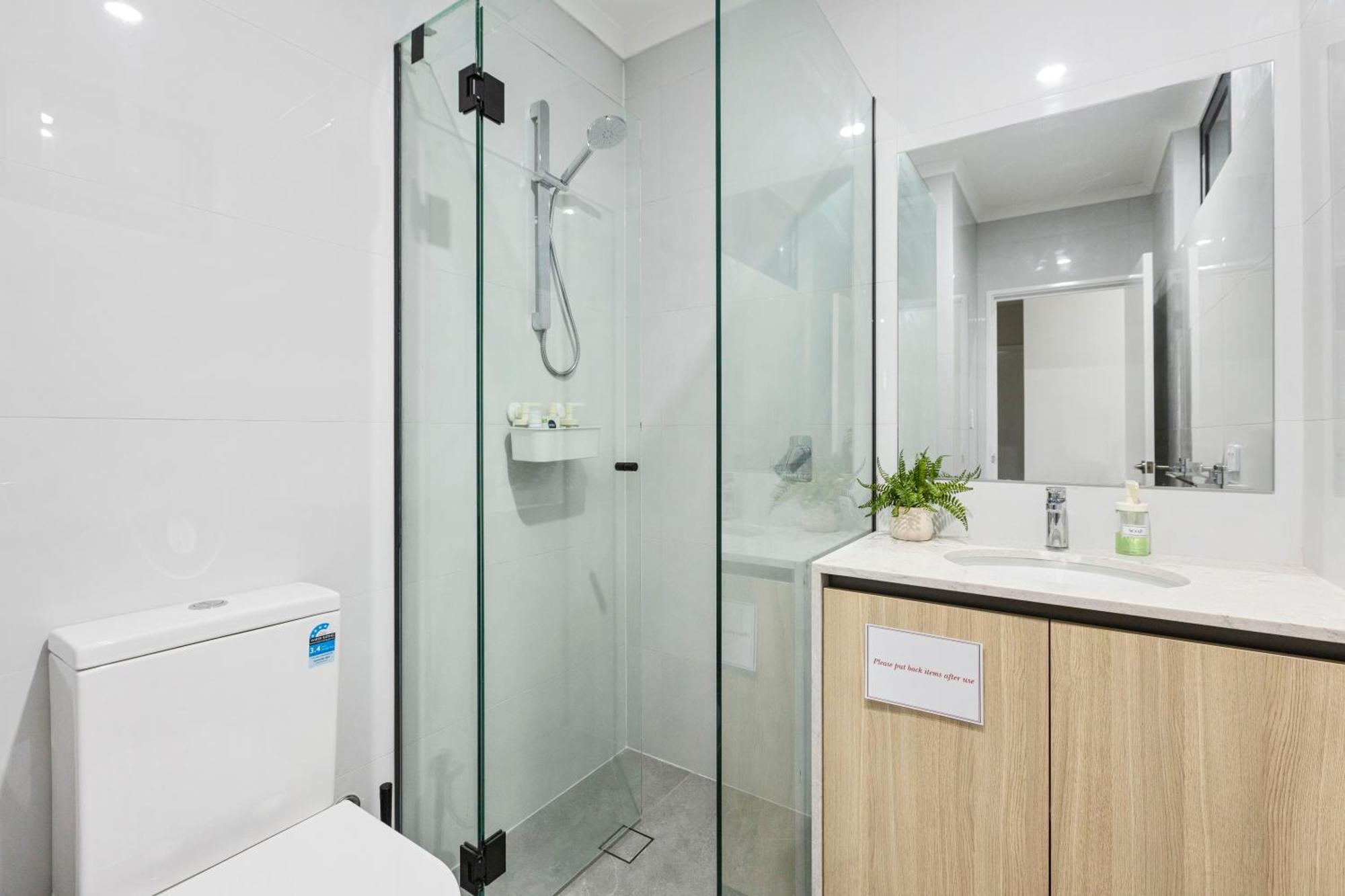 Premium Modern House-Walk To Curtin Uinversity-3 Bedroom & 2 Bathroom Up For 4 People