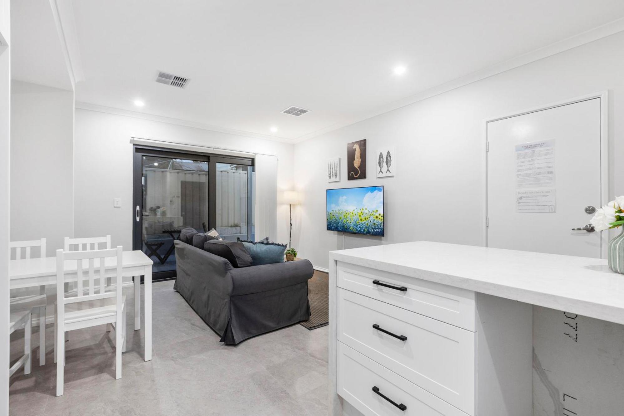 Premium Modern House-Walk To Curtin Uinversity-3 Bedroom & 2 Bathroom Up For 4 People * Perth