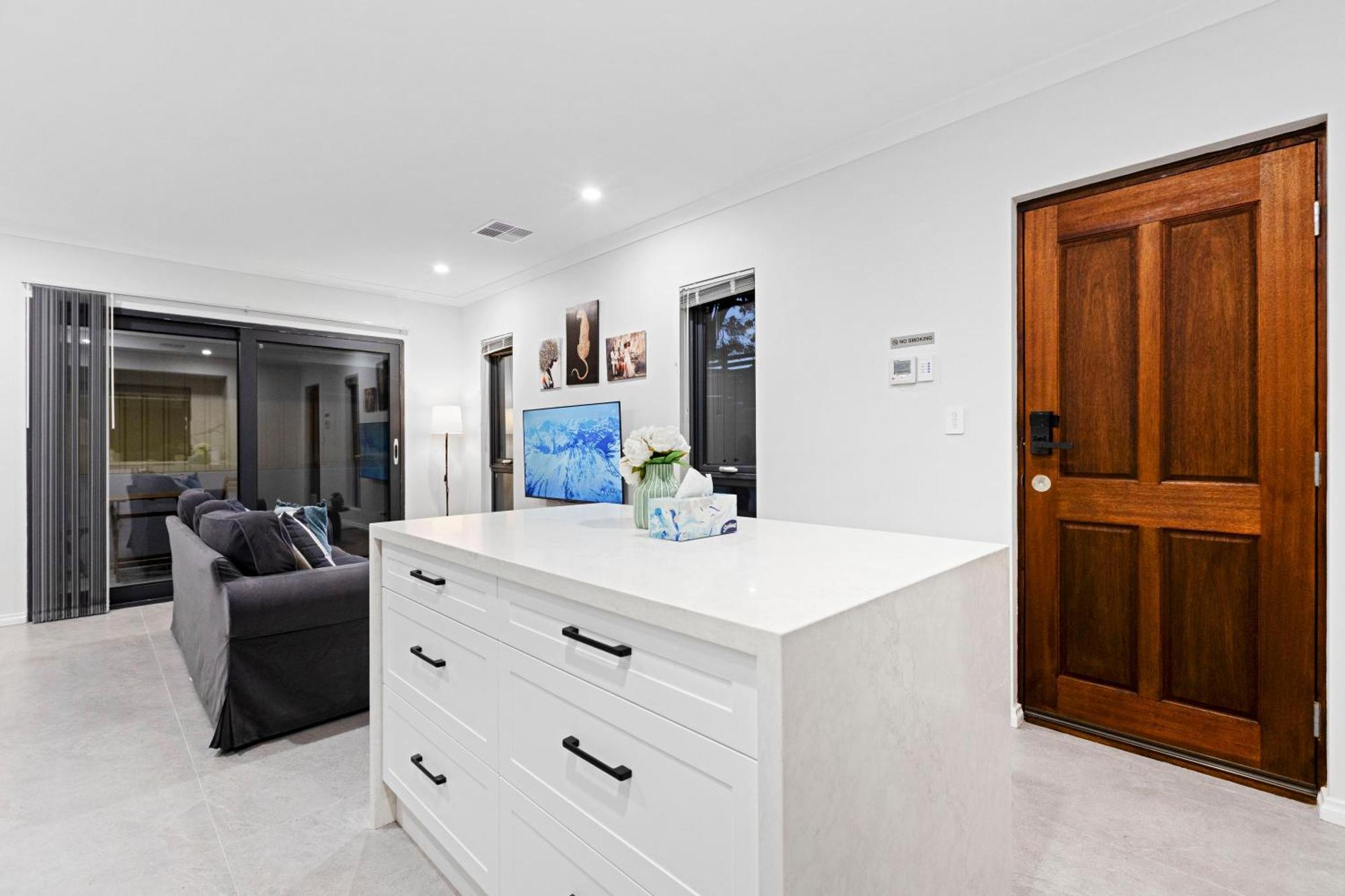 Premium Modern House-Walk To Curtin Uinversity-3 Bedroom & 2 Bathroom Up For 4 People Perth
