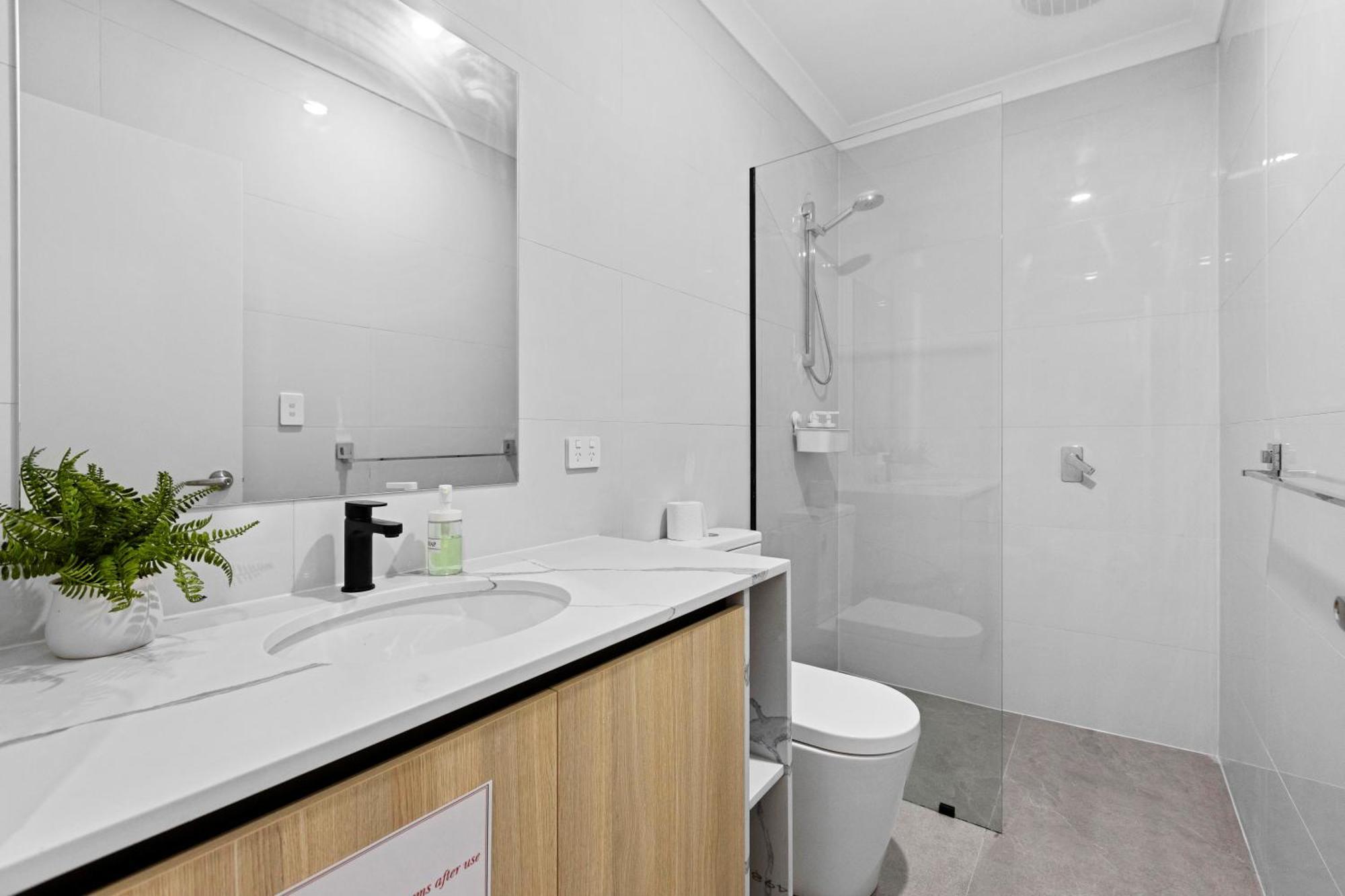 Premium Modern House-Walk To Curtin Uinversity-3 Bedroom & 2 Bathroom Up For 4 People * Perth