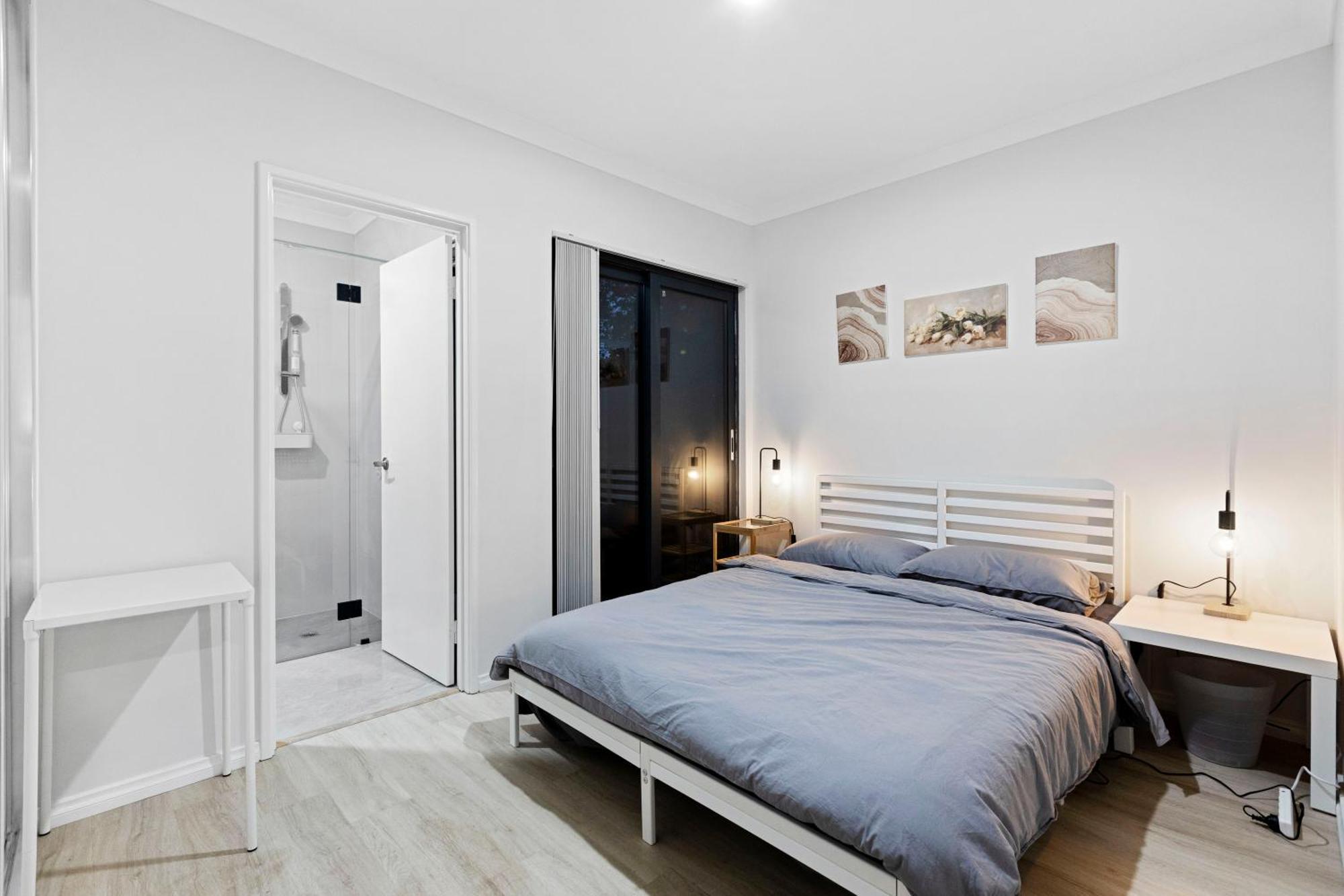 Premium Modern House-Walk To Curtin Uinversity-3 Bedroom & 2 Bathroom Up For 4 People