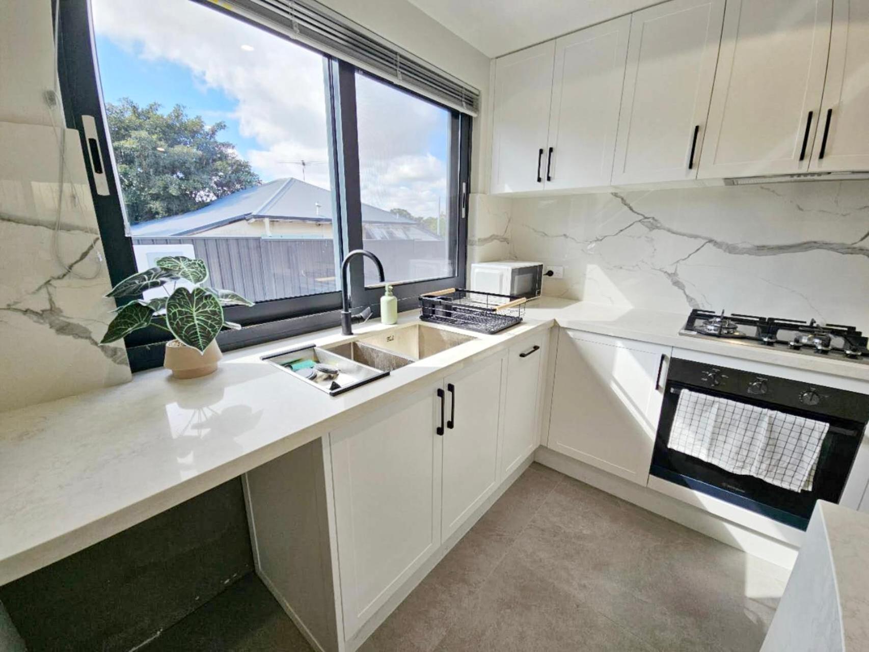 Premium Modern House-Walk To Curtin Uinversity-3 Bedroom & 2 Bathroom Up For 4 People Holiday home *