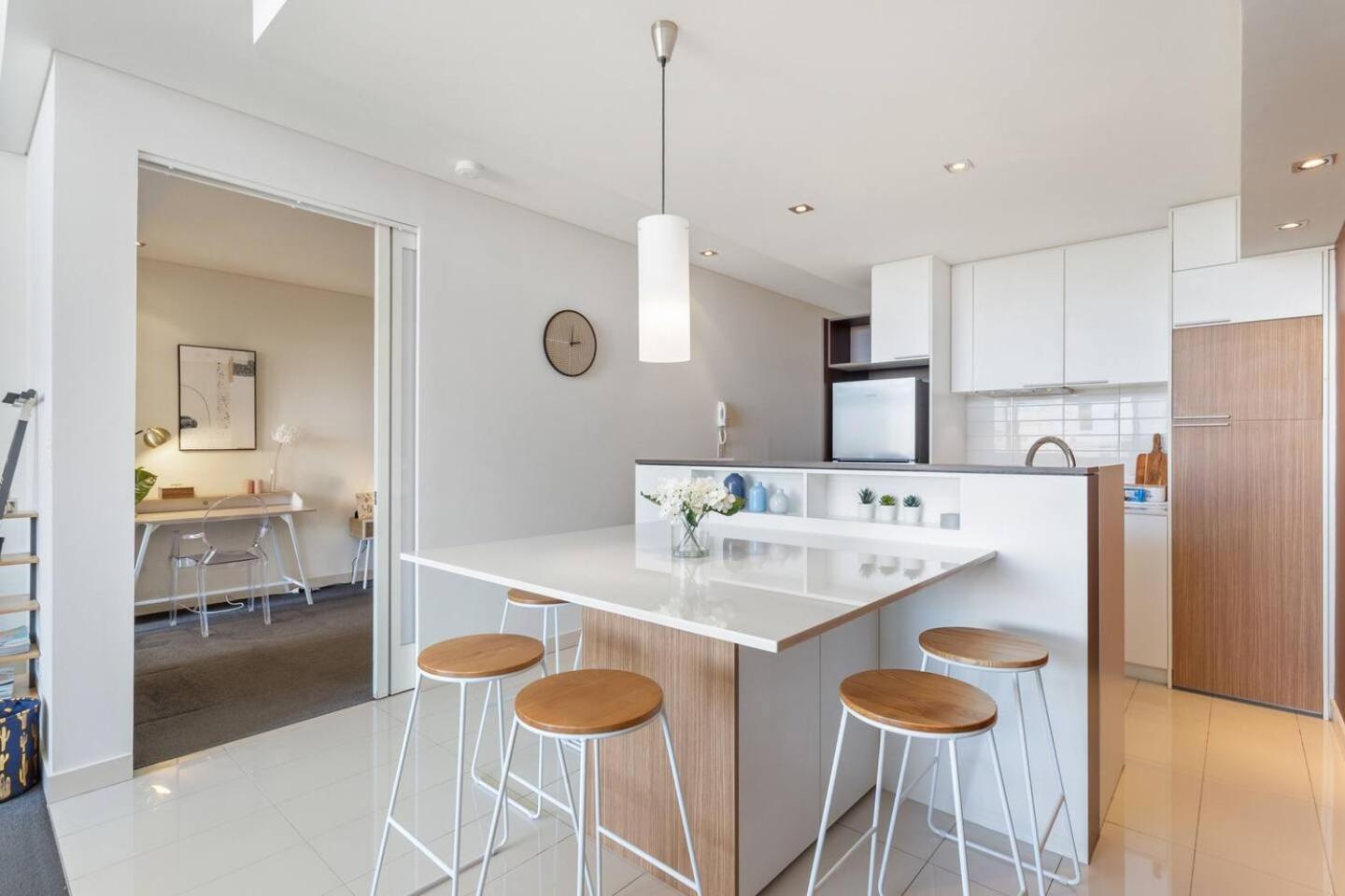 Bright 3Bdrm City Skyline Views Catbus,Waca,Optus Perth