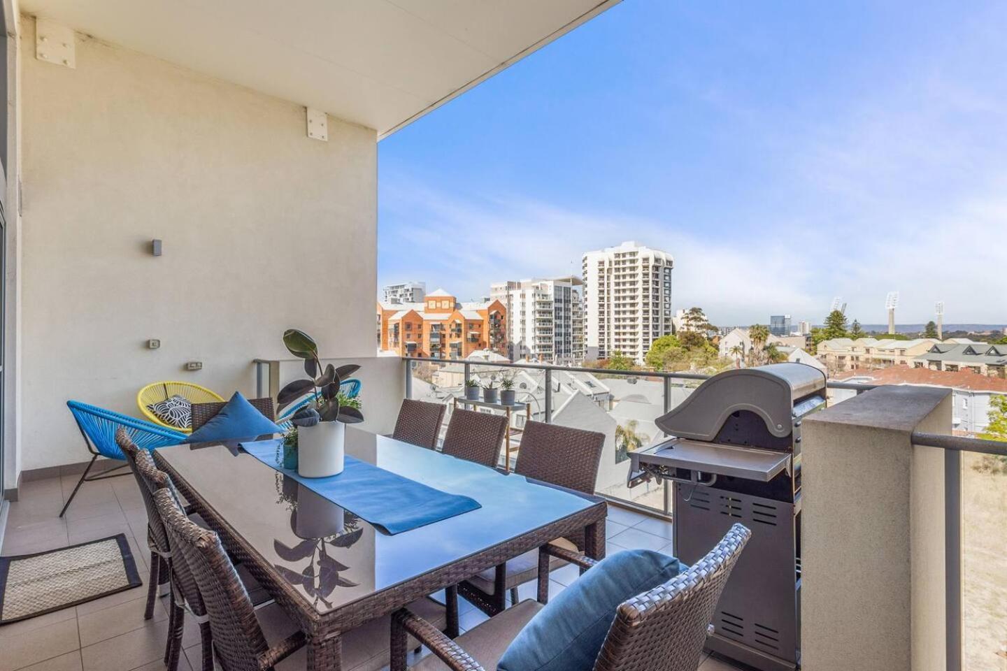 Bright 3Bdrm City Skyline Views Catbus,Waca,Optus Apartamento