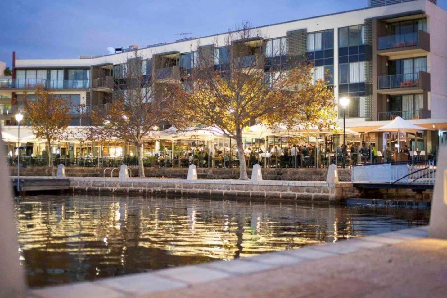 East Luxury Waterfront Retreat Rumah percutian Perth