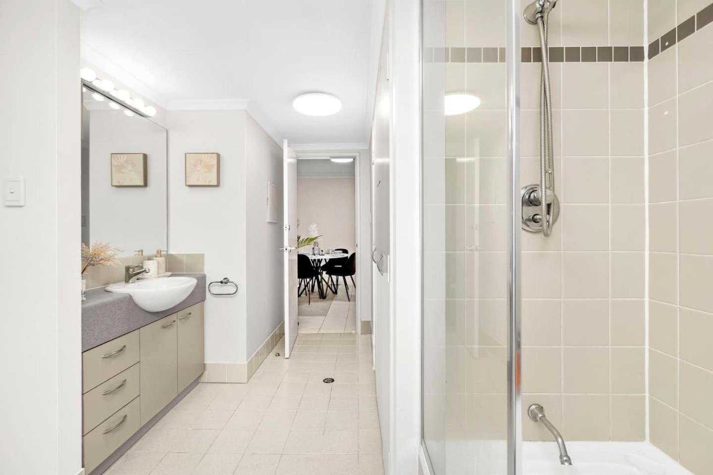 Pangsapuri Stylish 1bdrm Heart 2 Mins River Perth