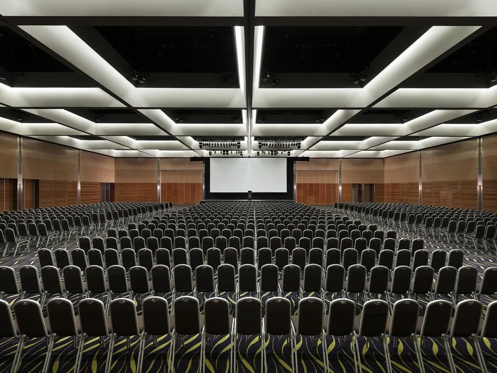 Crown Promenade Hotel 4*